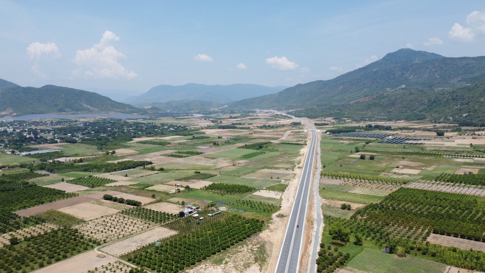 Cao tốc Nha Trang - Cam Lâm như một dải lụa chạy dọc ngút tầm mắt, hai bên là cánh đồng xanh ngắt.
