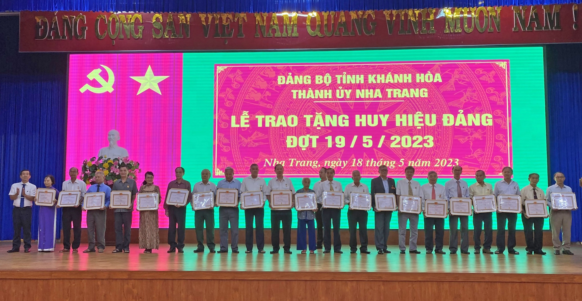 Đồng chí Bùi Thế Sinh - Phó Bí thư Thường trực Thành ủy, Chủ tịch HĐND tỉnh trao Huy hiệu 50 năm tuổi Đảng cho các đảng viên.