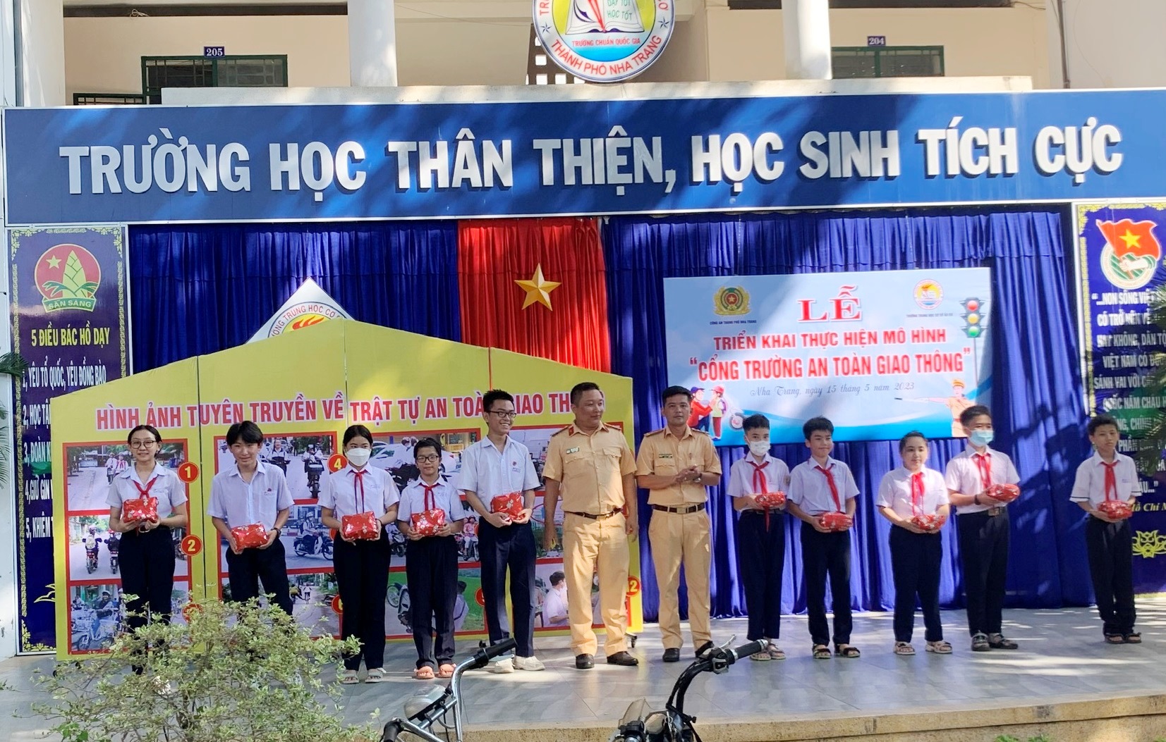 Trường Tiểu học Phú Hoà 2 thực hiện các hoạt động ATGT mô hình về Cổng  trường an toàn  Cổng thông tin điện tử Phòng Giáo dục và Đào tạo Thành