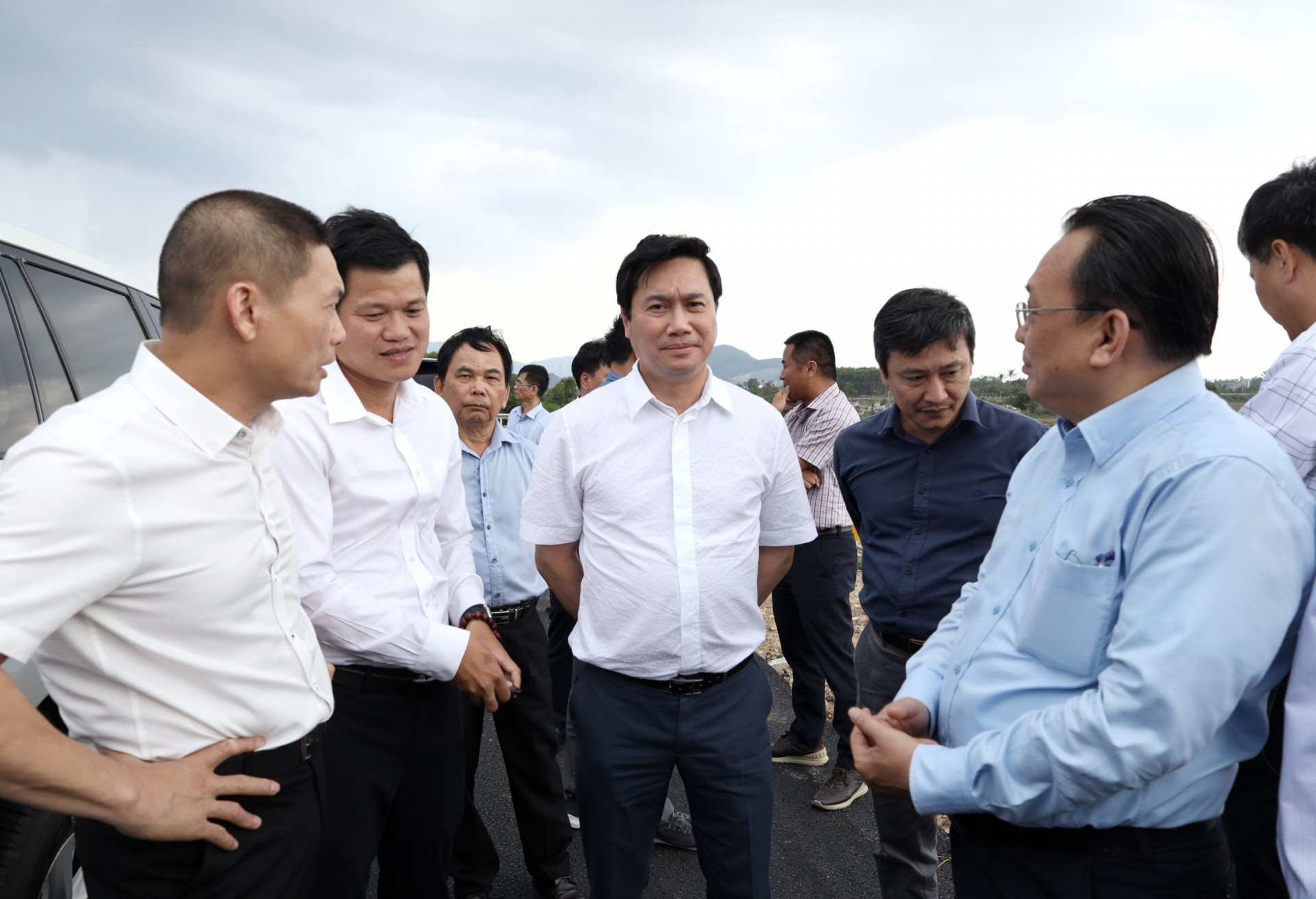 Lãnh đạo Bộ Xây dựng, Bộ Giao thông vận tải và UBND tỉnh kiểm tra dọc tuyến cao tốc Nha Trang - Cam Lâm.