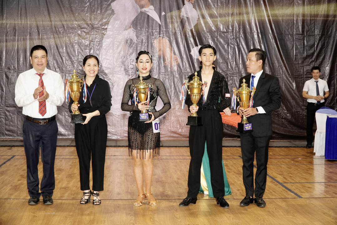 Leader of Khanh Hoa Radio and Television offering trophies to the teams with excellent results