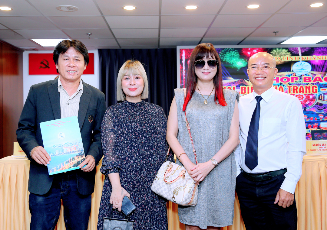 Kieu Van Sinh (right side), director Khoa Nguyen (left side) and Nguyen Thi Thu Van (2nd from left) at the press conference of Sea Festival 2023 in Ho Chi Minh City

