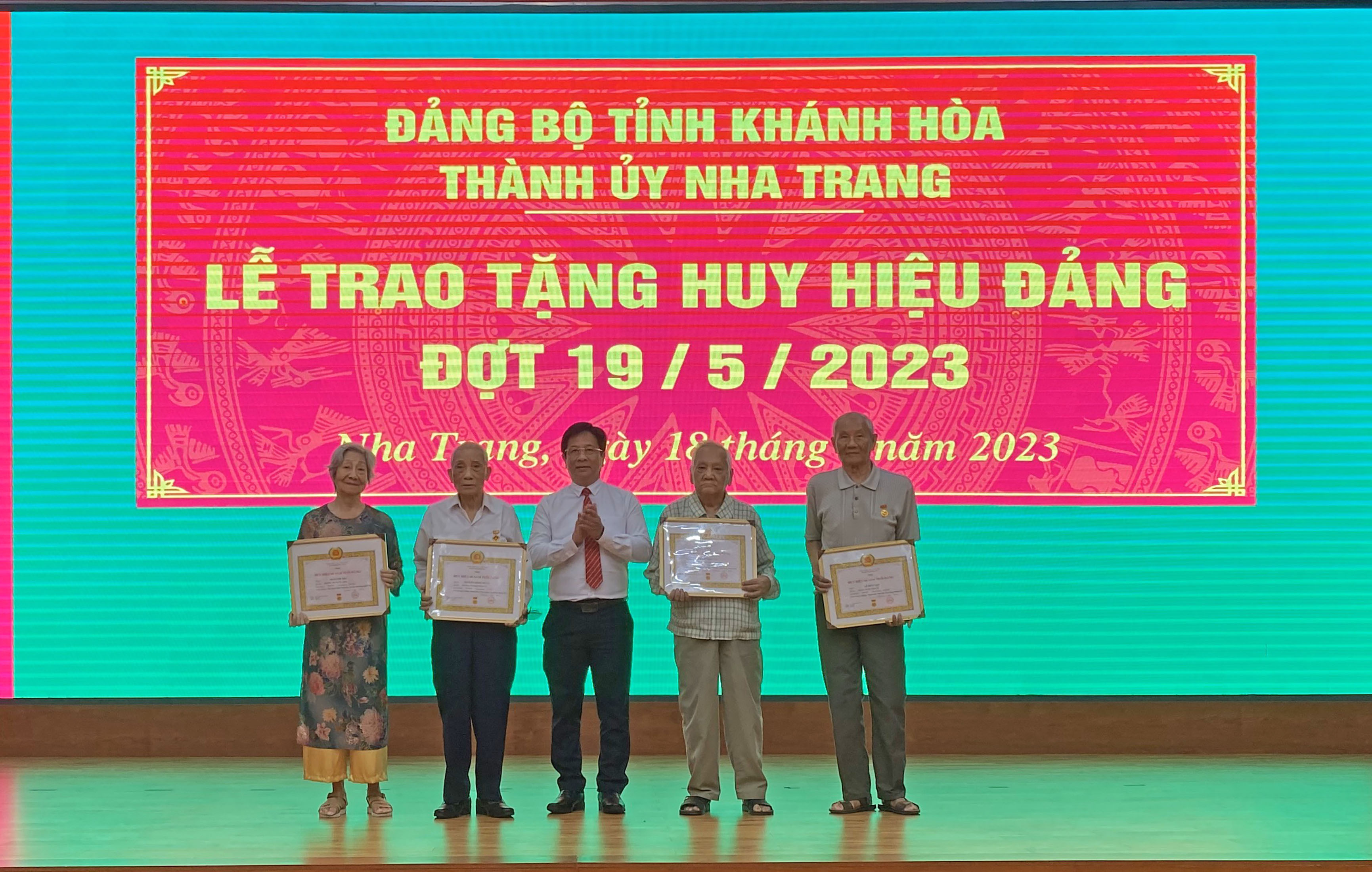Thành ủy Nha Trang: 252 đảng viên được trao tặng, truy tặng Huy hiệu Đảng đợt 19-5