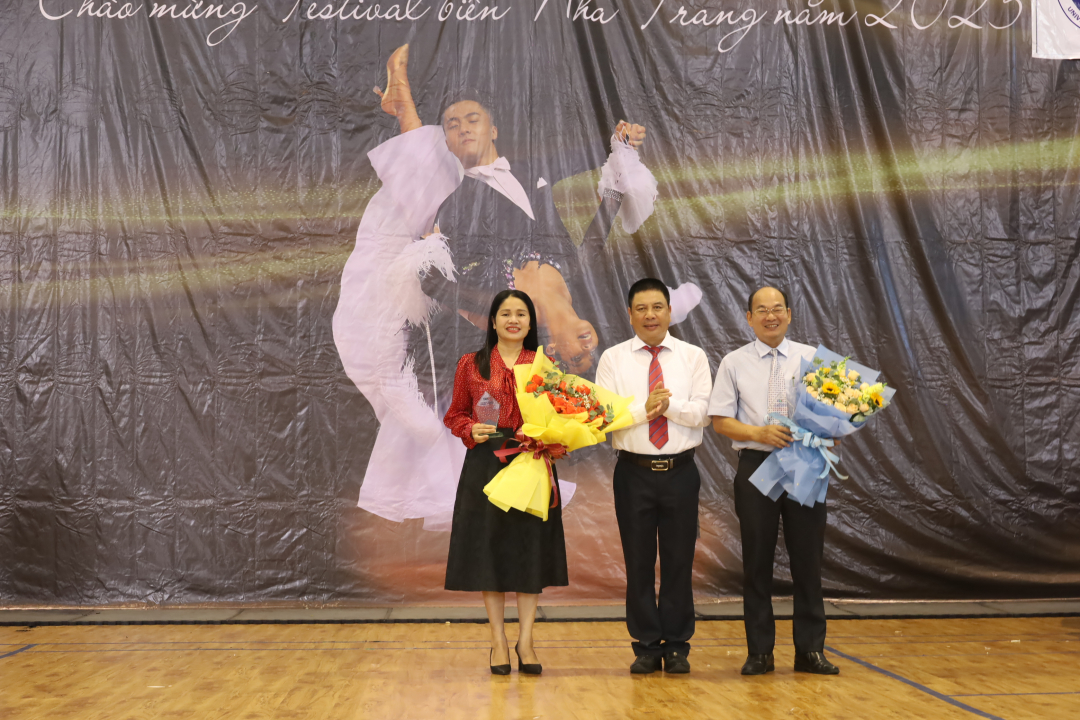 Leader of Khanh Hoa Radio and Television giving flowers to sponsors (Photo: Organization board)
