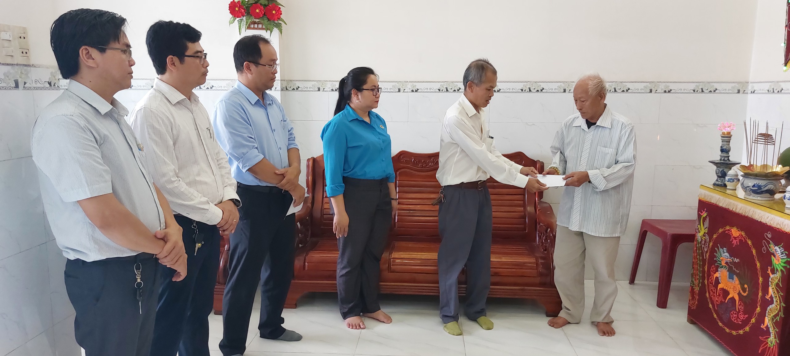 Đoàn trao hỗ trợ cho thân nhân gia đình nạn nhân Nguyễn Hữu Cường (ảnh: Đức Nhật).