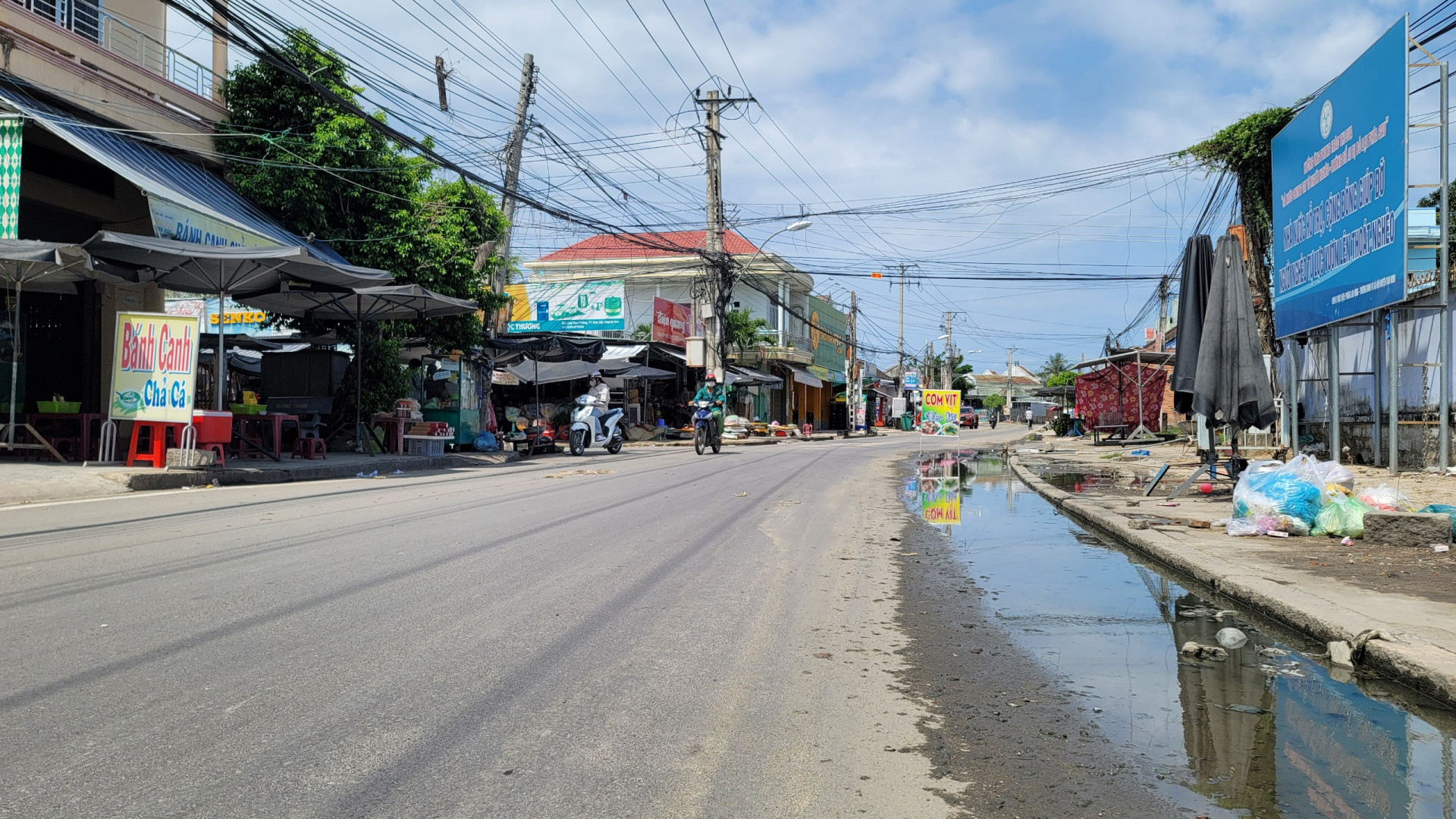 Tình trạng ngập nước trên Tỉnh lộ Nguyễn Huệ đoạn qua địa bàn xã Vạn Thắng, Vạn Ninh diễn ra trong nhiều năm nay.