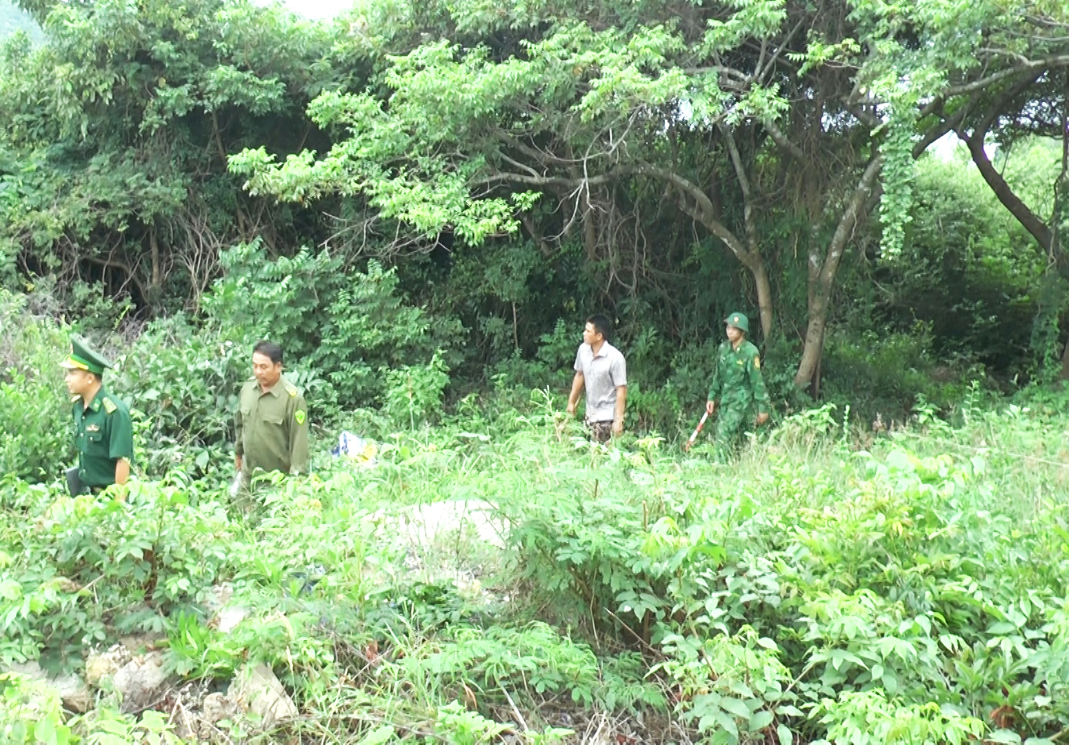 Lực lượng chức năng xã Vạn Thạnh thực hiện tuần tra, bảo vệ rừng tại thôn Khải Lương.