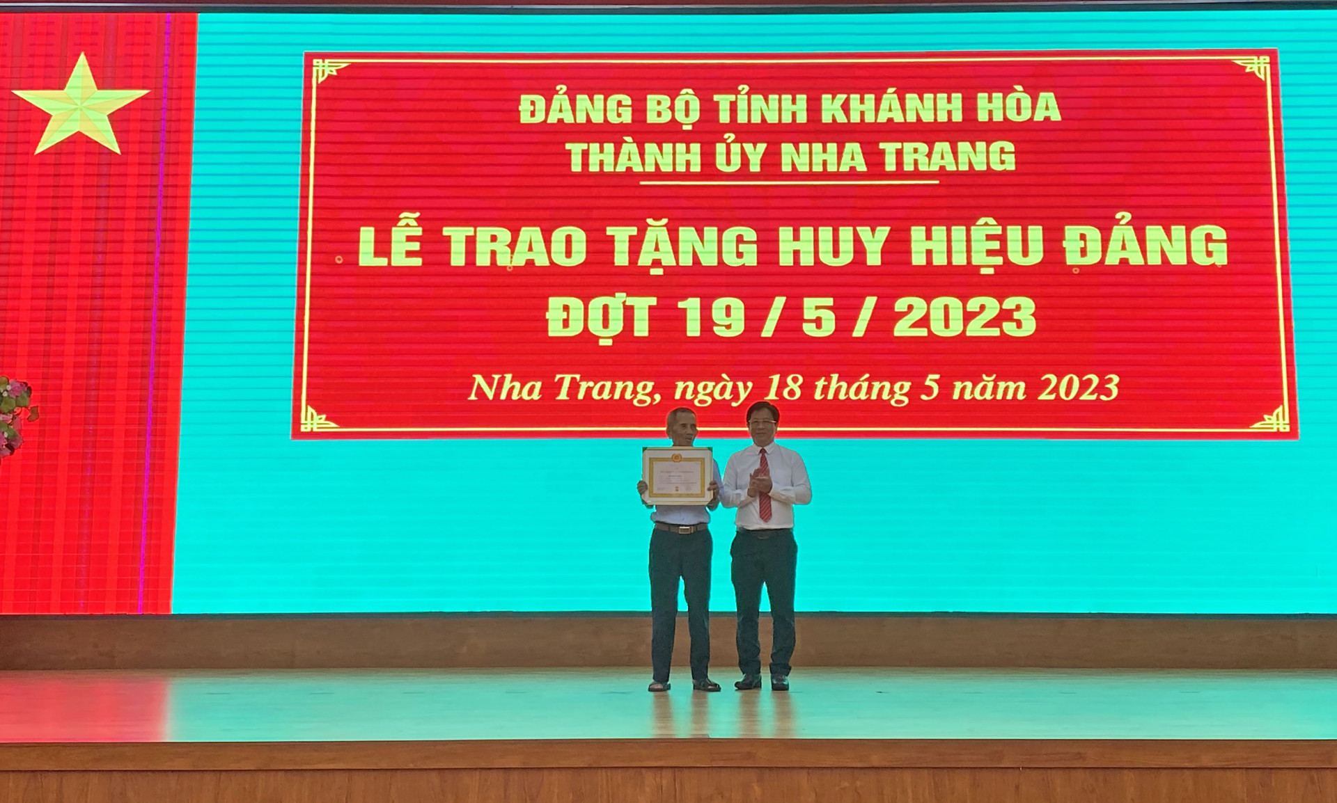 Đồng chí Hồ Văn Mừng trao tặng Huy hiệu 75 năm tuổi Đảng cho đảng viên Bùi Khắc Phục (Đảng bộ phường Vĩnh Hải).