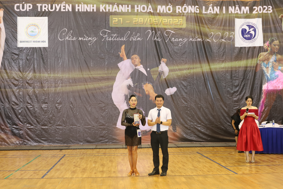 Ngo Khanh Huong of Dancesport Khanh Hoa Sao Bien Club receives prize for the athlete taking part in the most events  
