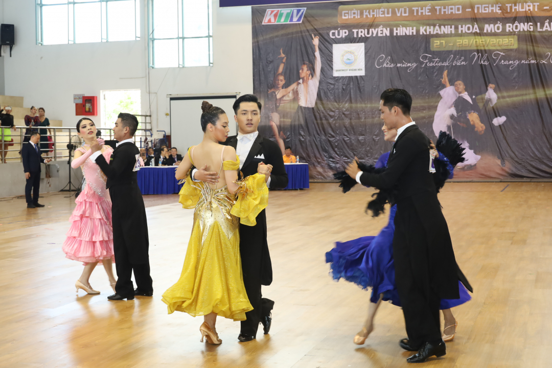 Athletes competing in 5 Latin dances, A level, youth age group
