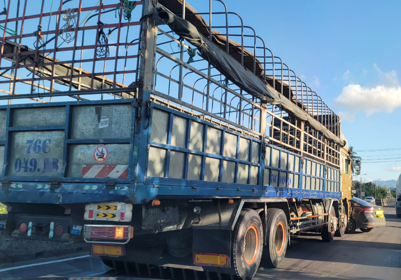 Xe tải tông xe ô tô con trên Quốc lộ 1