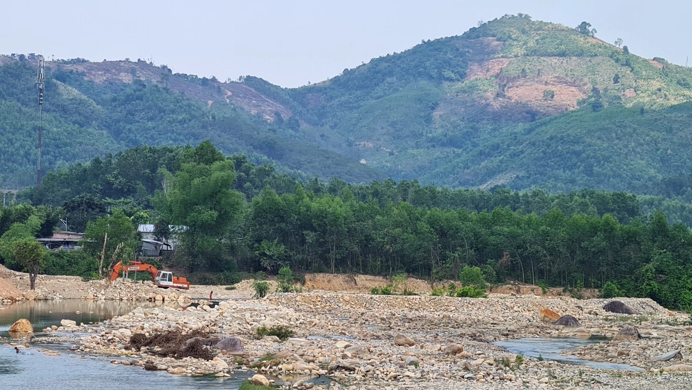 Xã Sơn Thái: Thêm tình trạng lấn sông, xây dựng trên đất rừng