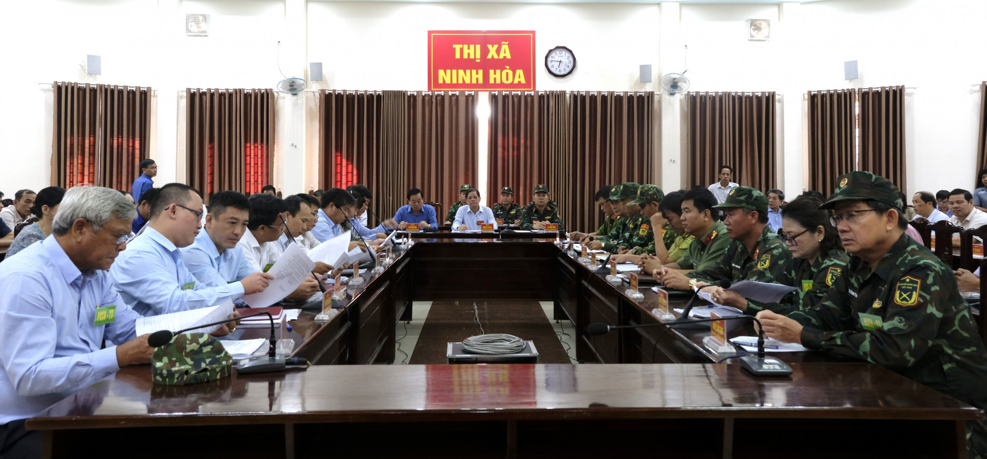 Quang cảnh cuộc họp Ban Chỉ huy Phòng chống thiên tai - Tìm kiếm cứu nạn thị xã Ninh Hòa mở rộng trong phần vận hành cơ chế