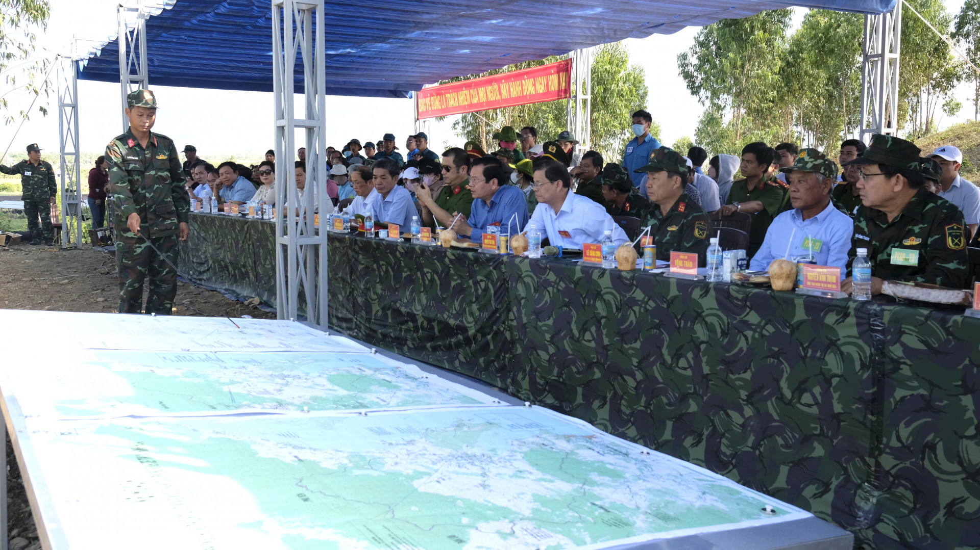 Các đồng chí lãnh đạo nghe giới thiệu về khu vực diễn tập phòng chống cháy rừng thị xã Ninh Hòa năm 2023