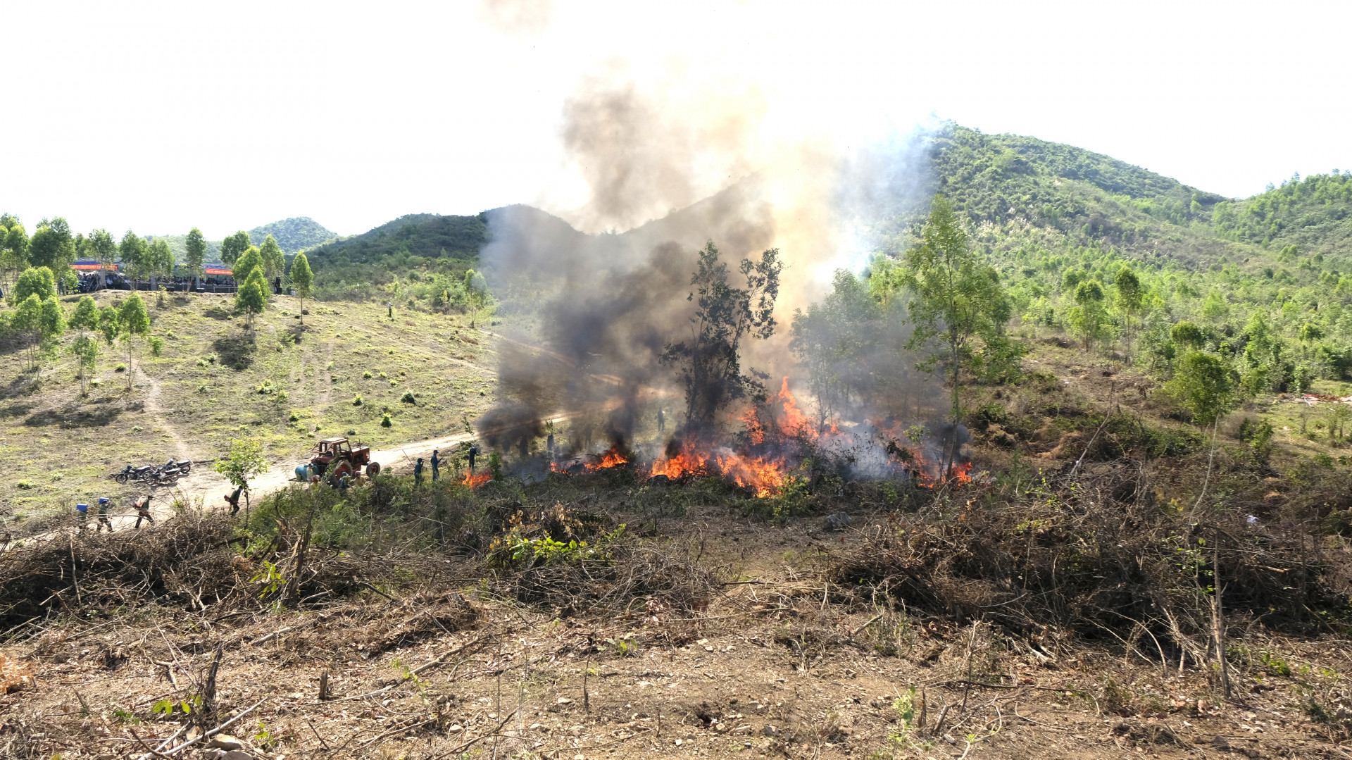 Đám cháy bùng phát mạnh, lực lượng của xã Ninh Xuân được huy động đến hiện trường để chữa cháy
