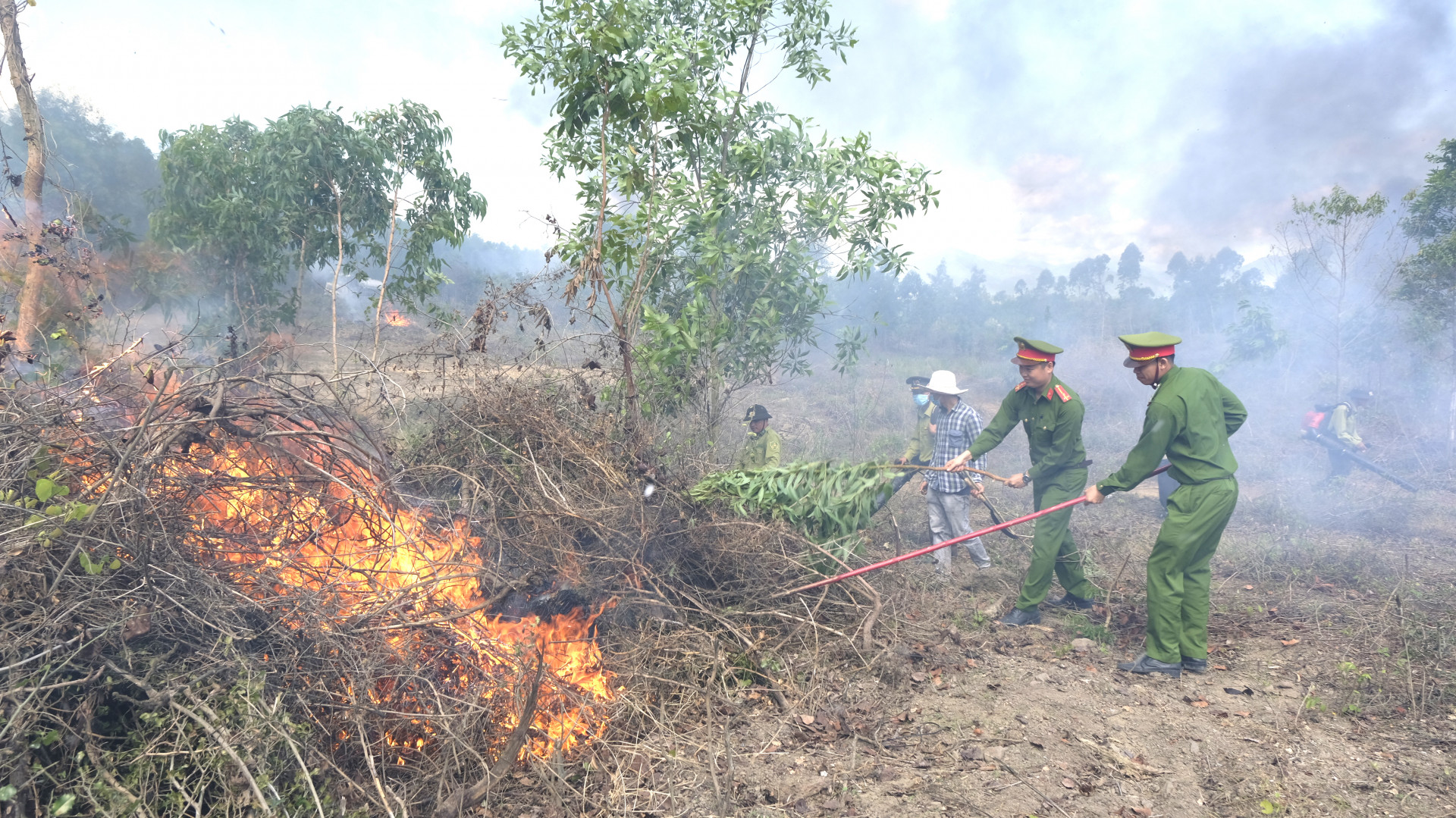 Lực lượng công an thị xã Ninh Hòa tham gia chữa cháy