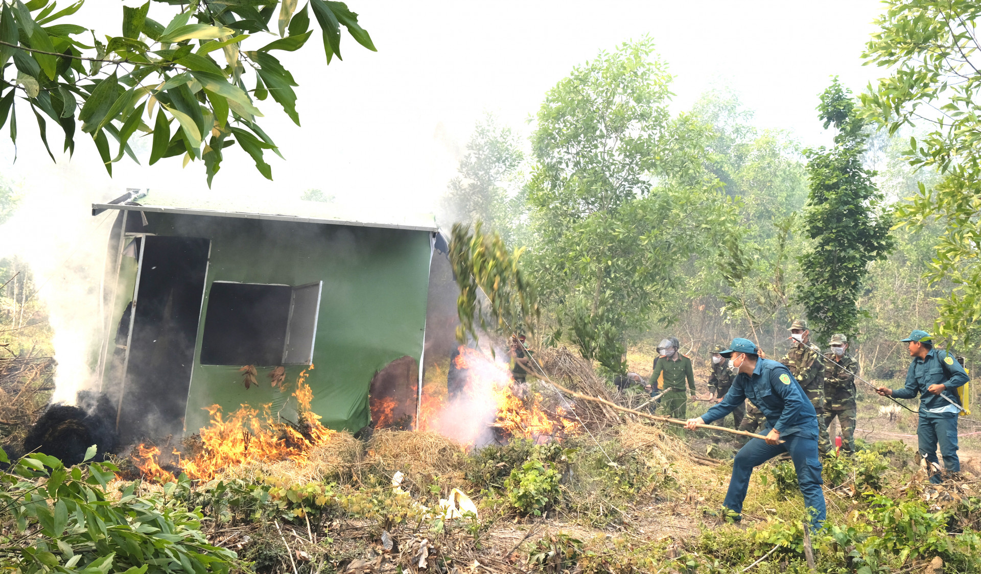 Một ngôi nhà của người dân bị ngọn lửa tấn công, các lực lượng tích cực chữa cháy