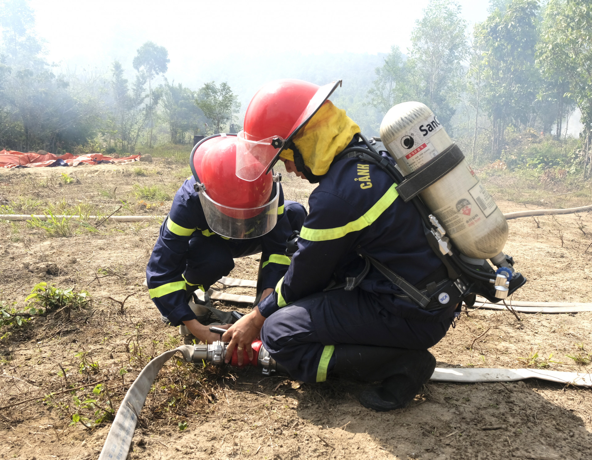 Lực lượng cảnh sát phòng cháy chữa cháy và Cứu hộ cứu nạn cơ động đến hiện trường tham gia chữa cháy rừng