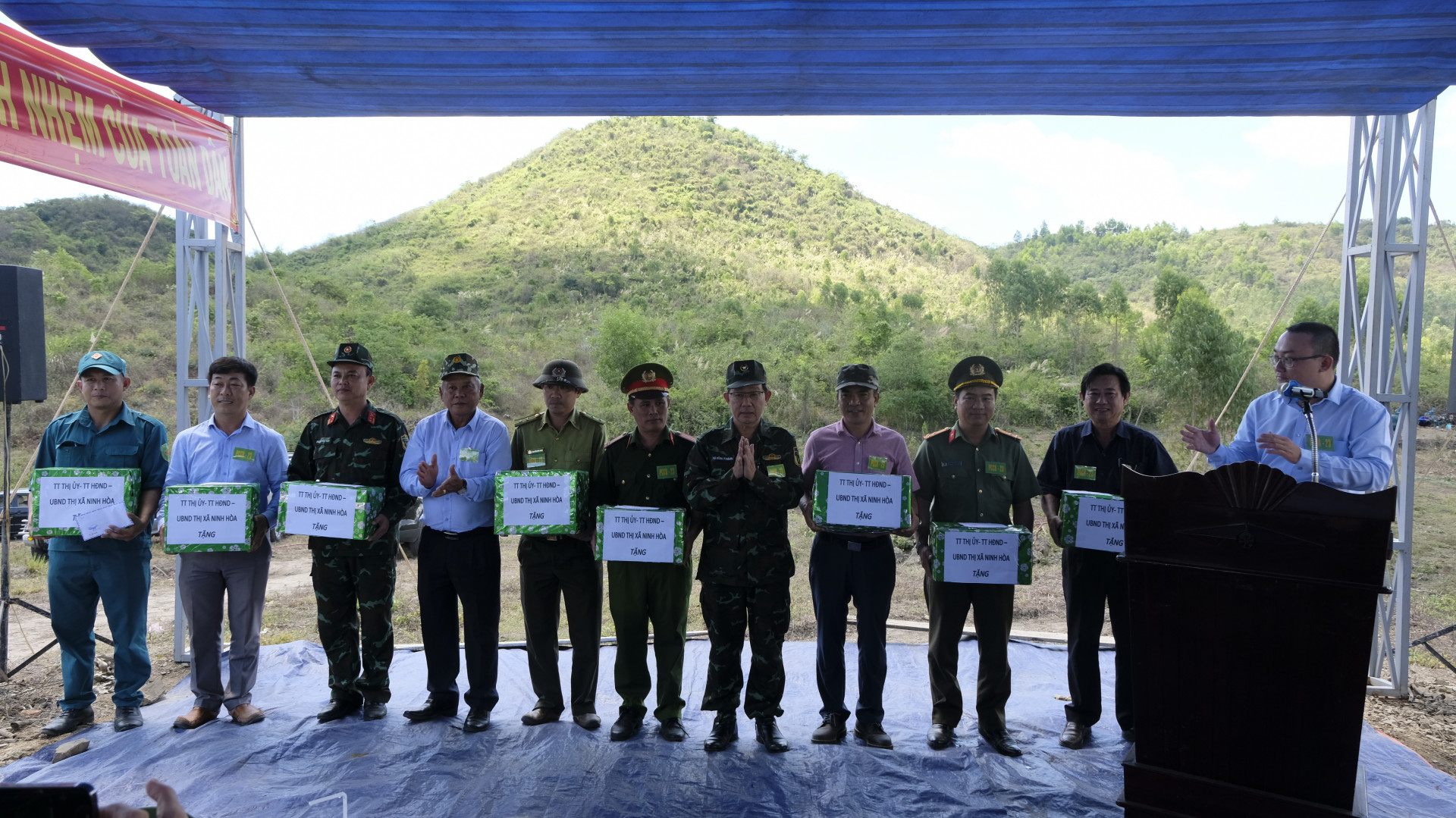 Kết thúc cuộc diễn tập, lãnh đạo thị xã Ninh Hòa khen thưởng cho 8 đơn vị có thành tích xuất sắc trong cuộc diễn tập lần này