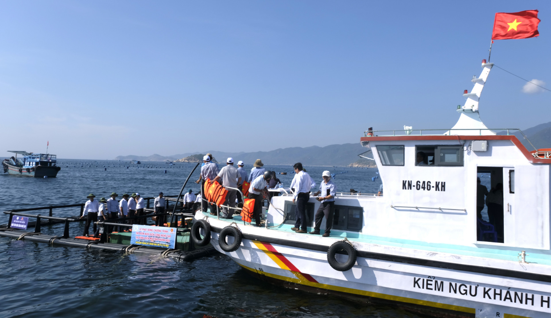 Các đại biểu tham Mô hình thí điểm nuôi biển công nghệ cao tại vùng biển mở được triển khai xã Cam Lập (TP. Cam Ranh)