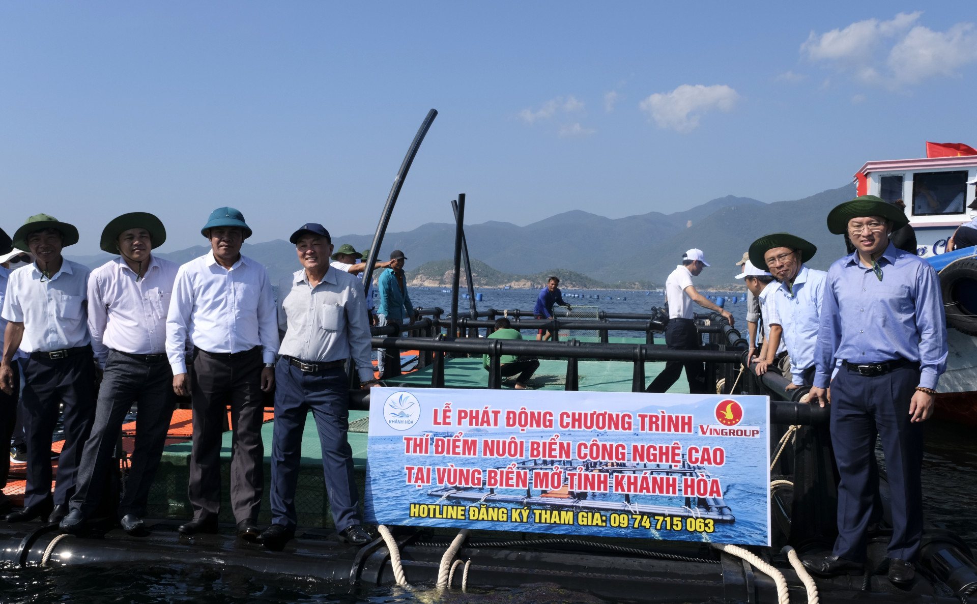 Các vị lãnh đạo tỉnh chụp hình lưu niệm tại mô hình thí điểm nuôi biển công nghệ cao trên vùng biển hở xã Cam Lập