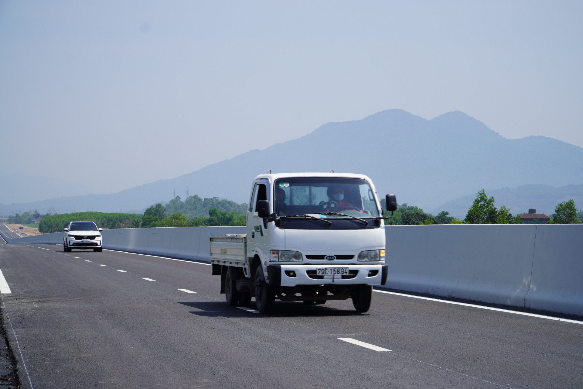 Theo đánh giá của các tài xế, cao tốc Nha Trang - Cam Lâm lưu thông êm thuận, mặt đường láng mịn.