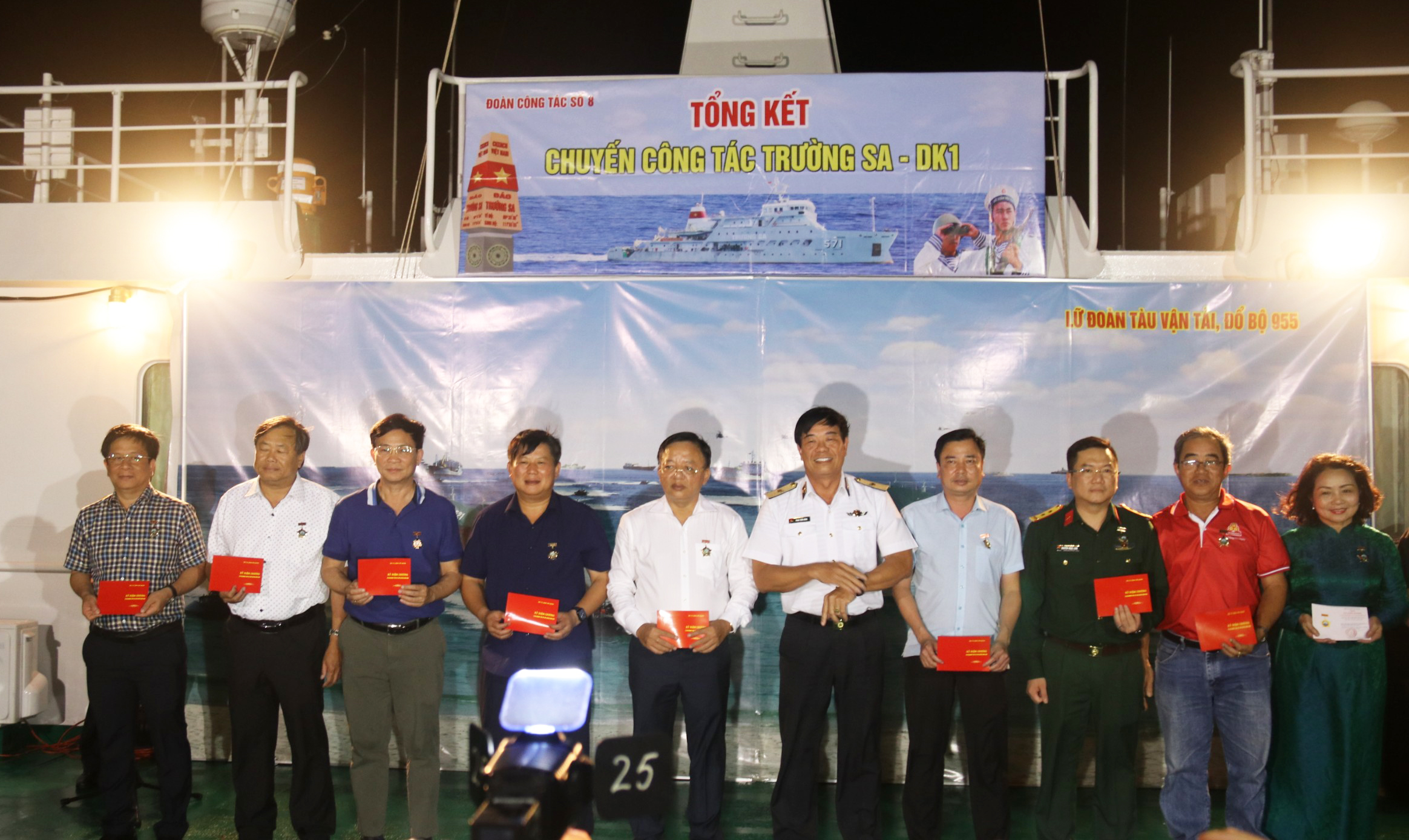 Đoàn công tác số 8 kết thúc chuyến thăm huyện đảo Trường Sa, Nhà giàn DK1 tốt đẹp