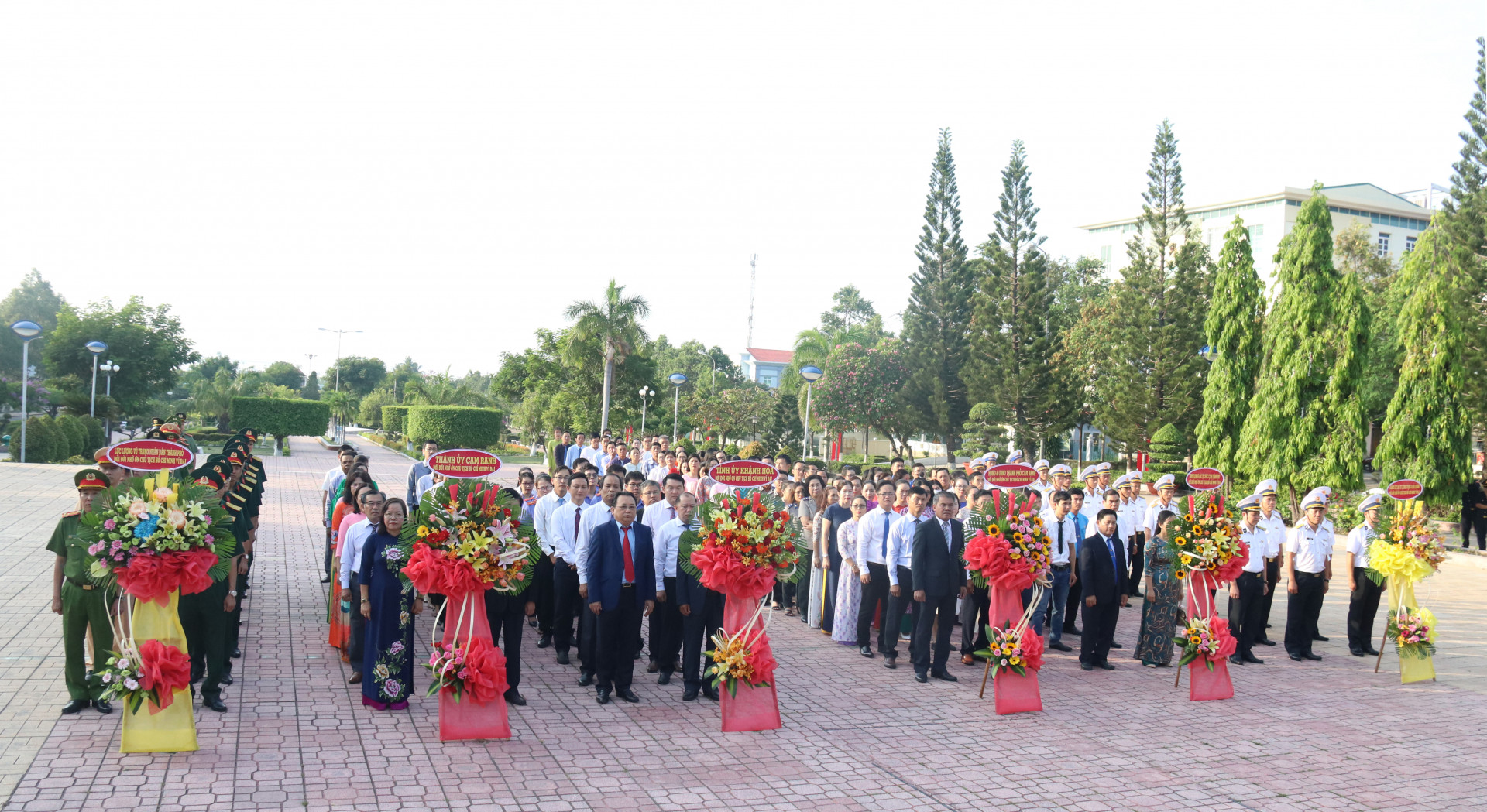 Các đoàn đại biểu tới dâng hương, dâng hoa tại Tượng đài Bác Hồ