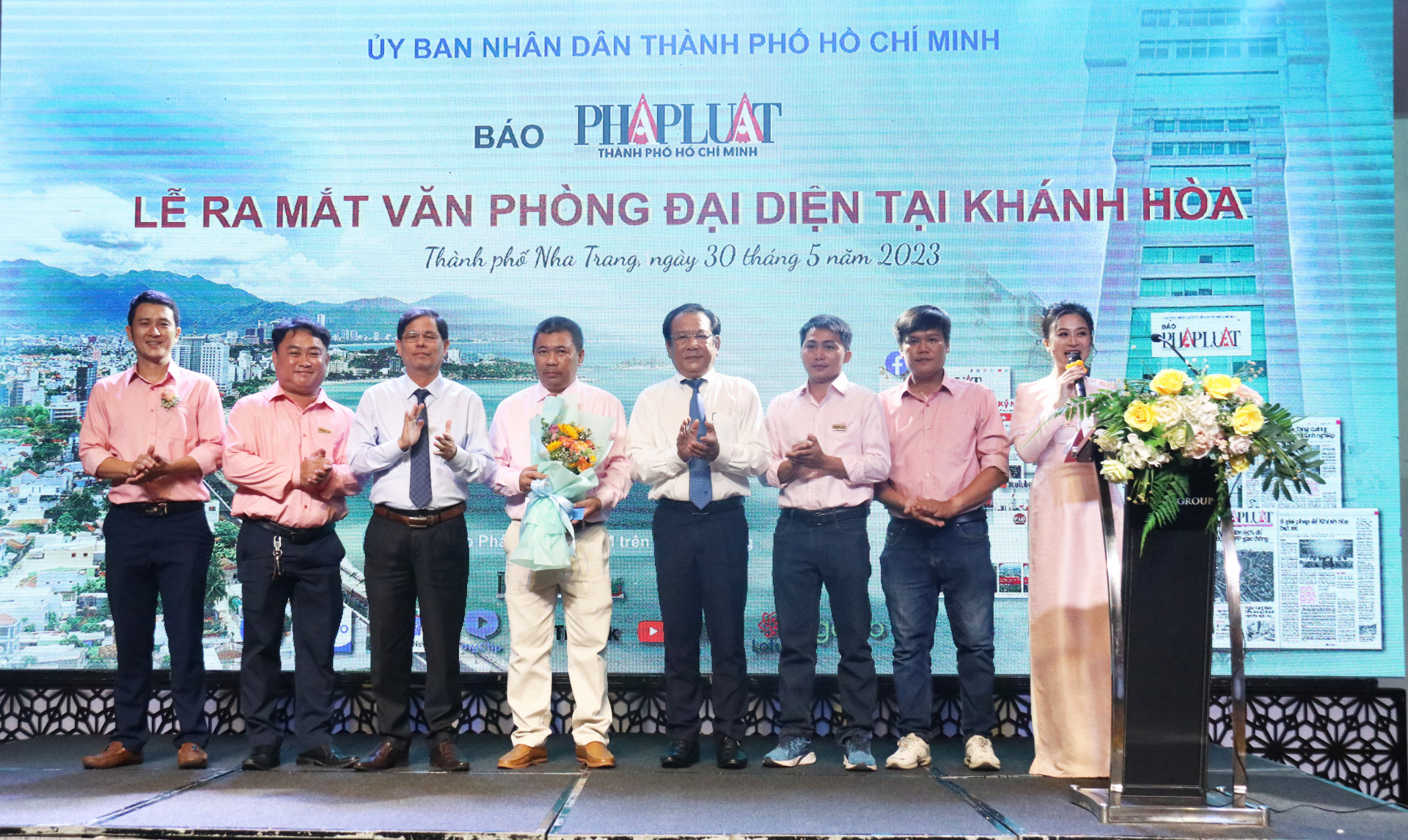 Đồng chí Nguyễn Tấn Tuân (thứ 3 từ trái sang) tặng hoa, chúc mừng Văn phòng đại diện báo Pháp Luật TP. Hồ Chí Minh tại Khánh Hòa