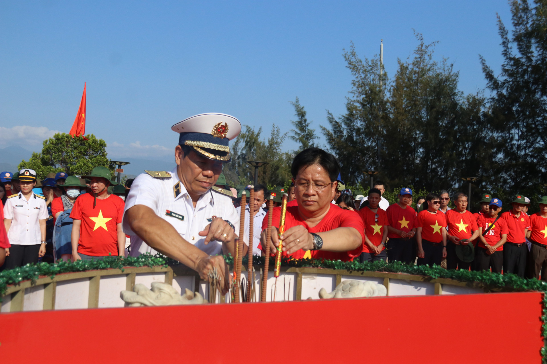 Chuẩn đô đốc Phan Tuấn Hùng và đồng chí Hồ Văn Mừng dâng hương, tưởng niệm các chiến sĩ Gạc Ma