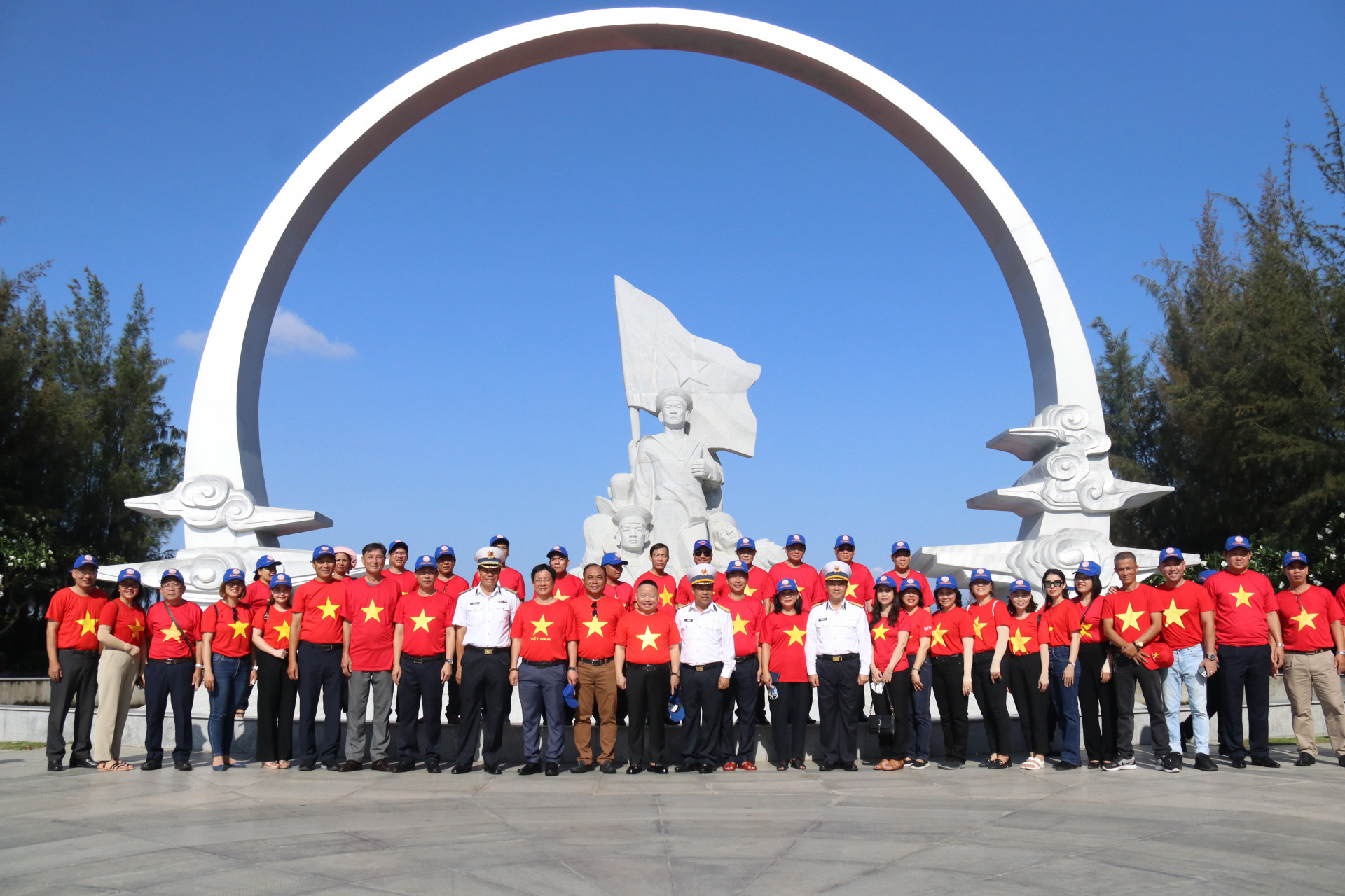 Đoàn công tác tỉnh Khánh Hòa chụp ảnh lưu niệm tại Khu tưởng tiệm chiến sĩ Gạc Ma