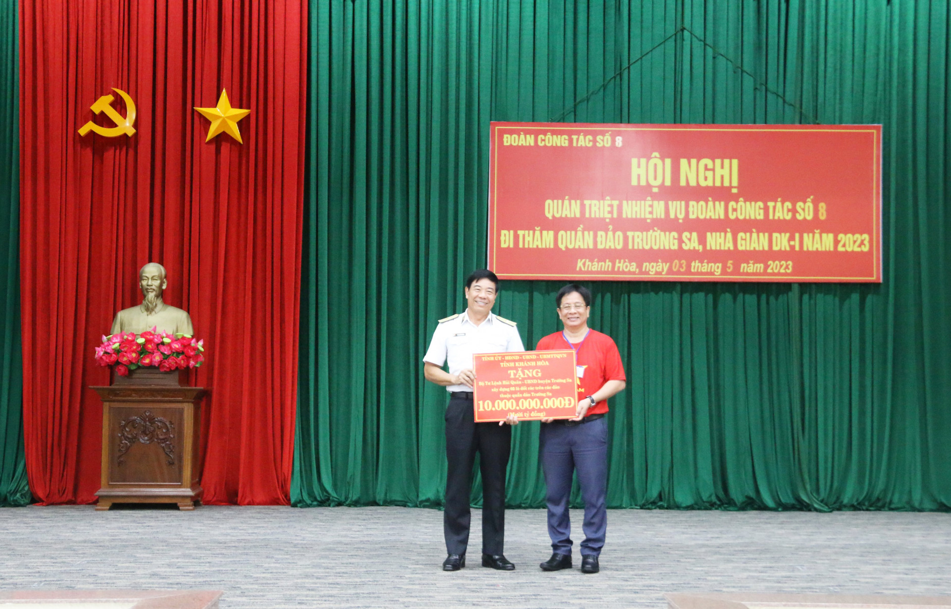 Đồng chí Hồ Văn Mừng trao tặng 10 tỷ đồng cho huyện Trường Sa