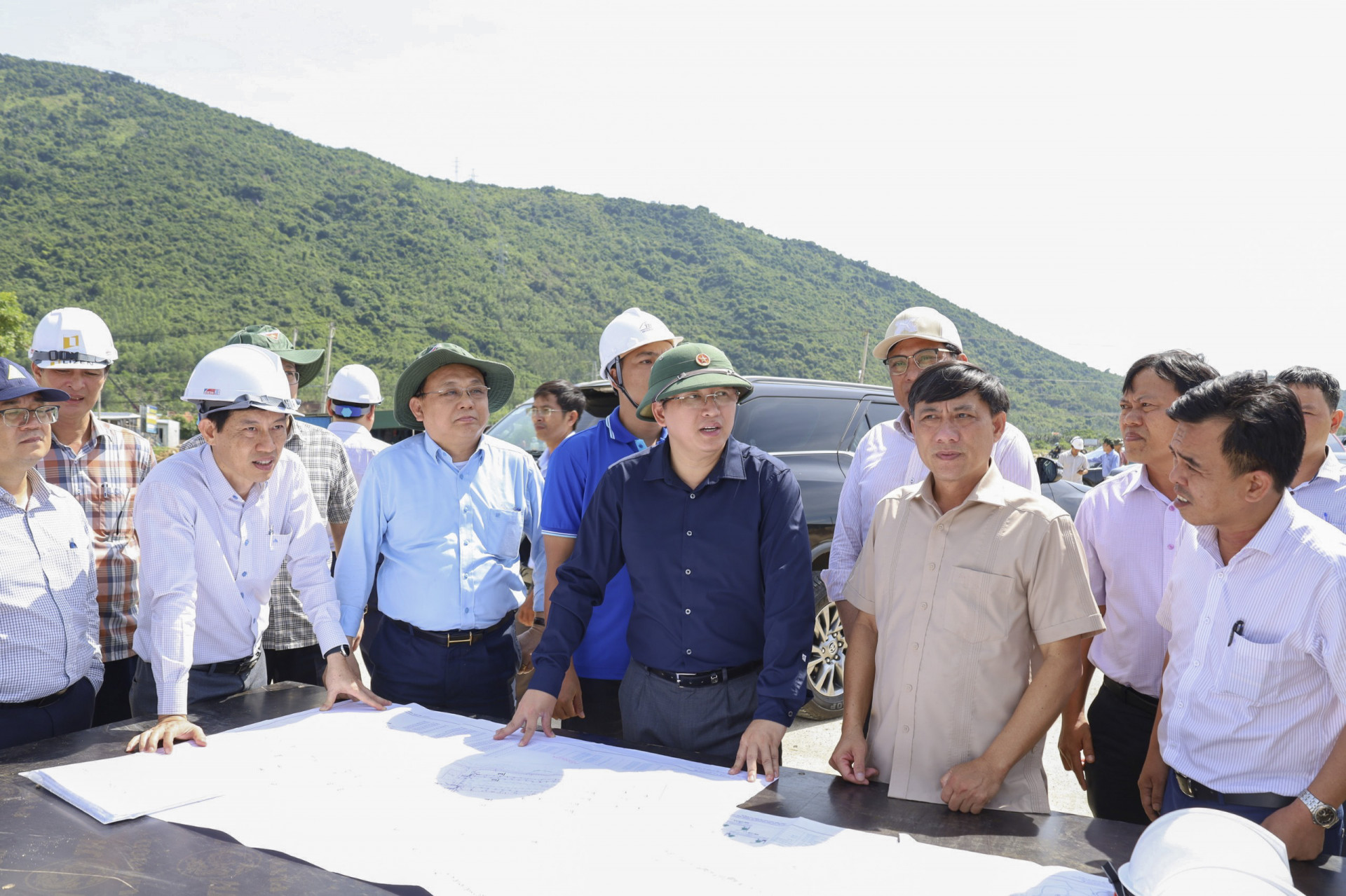 Đồng chí Nguyễn Hải Ninh chỉ đạo huyện Vạn Ninh yêu cầu nhà thầu huy động thêm máy móc, nhân lực để bảo đảm tiến độ khu tái định cư Ninh Mã.