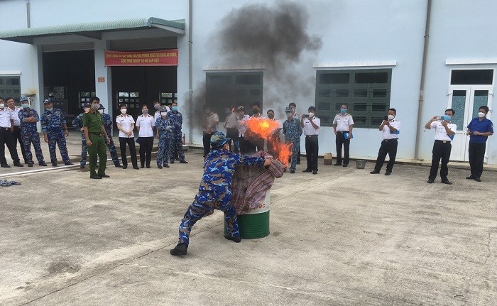 Học viên thực hành chữa cháy.