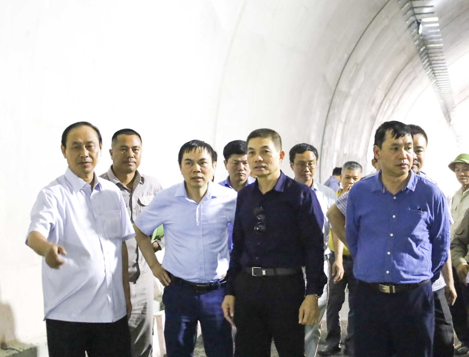 Thứ trưởng Bộ Giao thông vận tải Lê Đình Thọ (bìa trái) thị sát tại hầm Dốc Sạn.