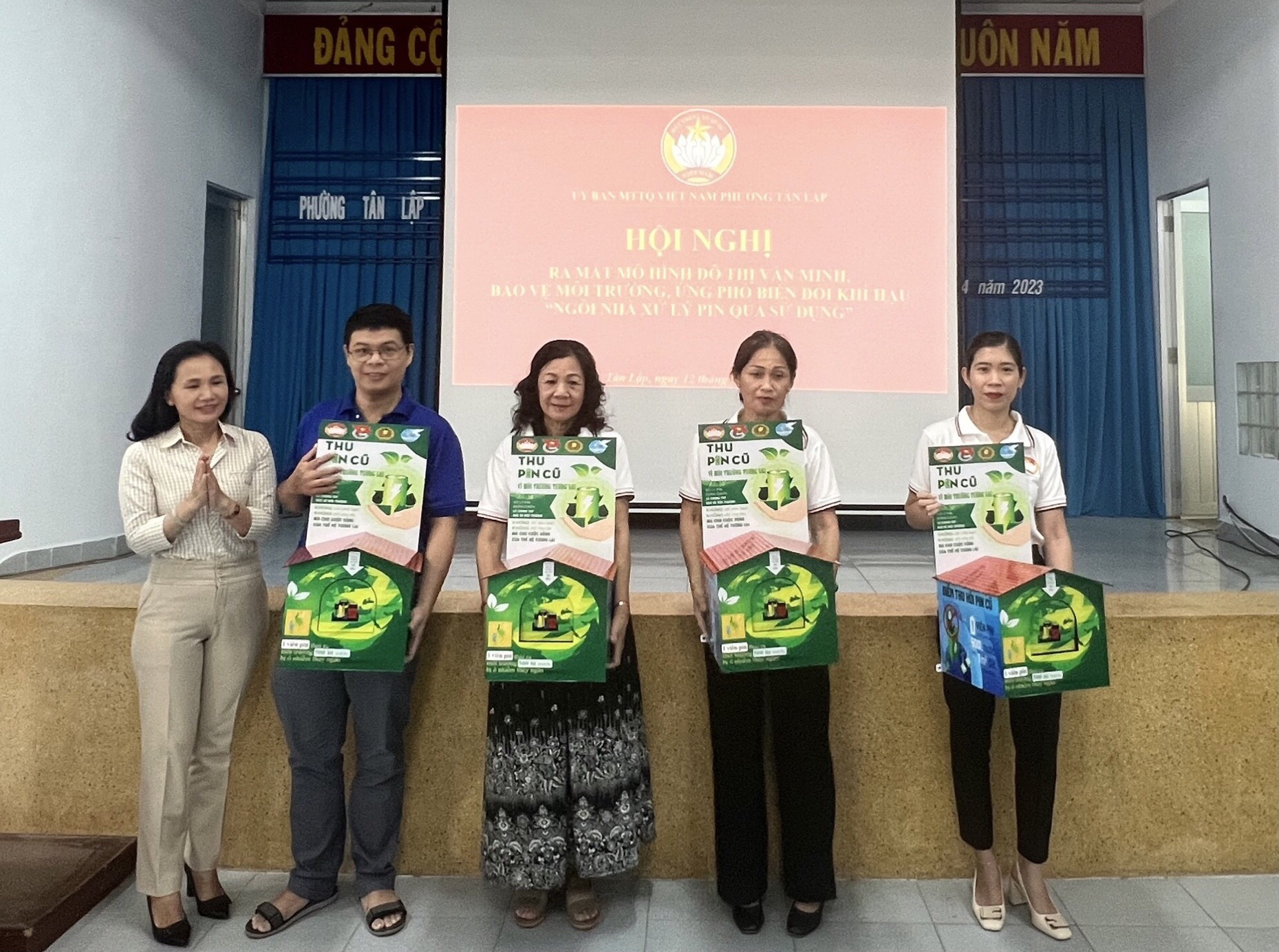 Bà Châu Thị Ánh Ngọc - Phó Bí thư Đảng uỷ, Chủ tịch HĐND phường Tân Lập trao mô hình cho đại diện các đơn vị thực hiện