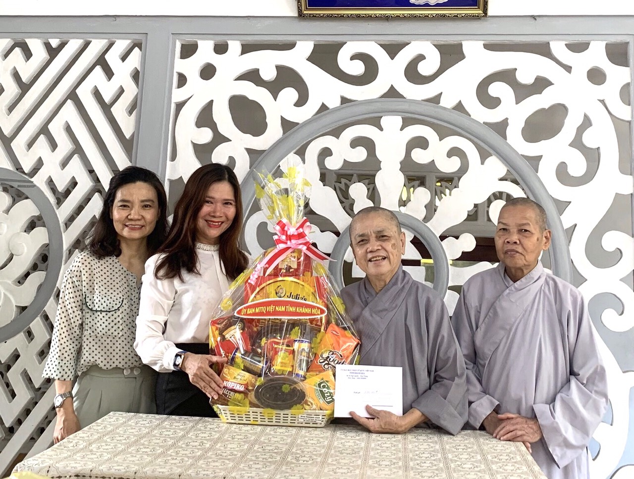 Bà Huỳnh Thị Phượng trao quà cho Ni Viện Diệu Quang 