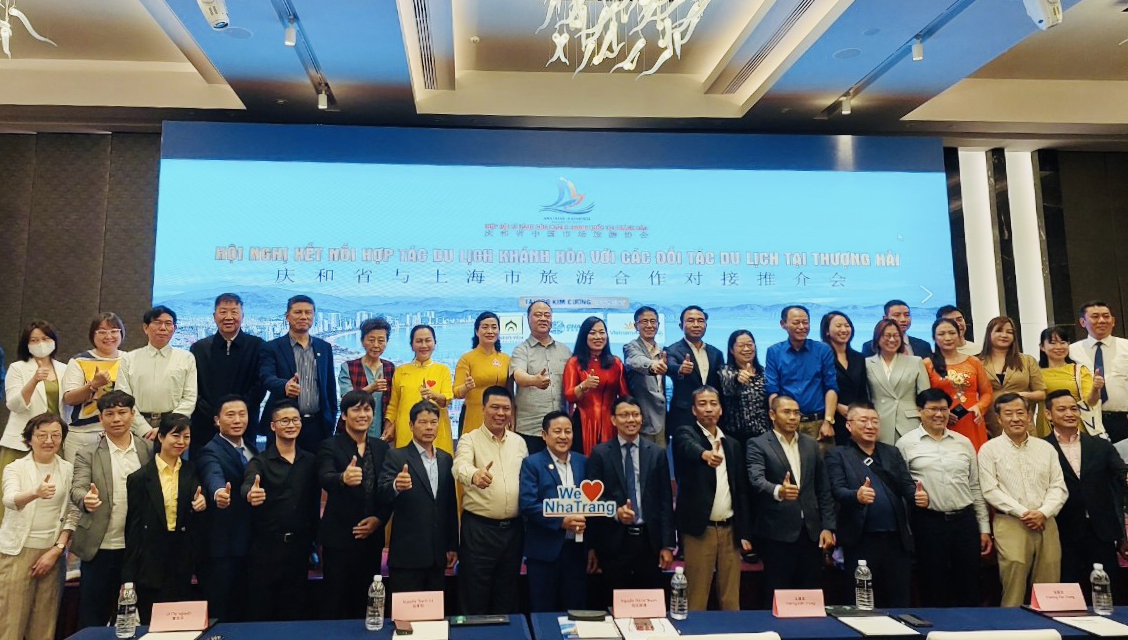 Khanh Hoa Tourism delegation and tourism businesses pose for photos in Shanghai, China.
