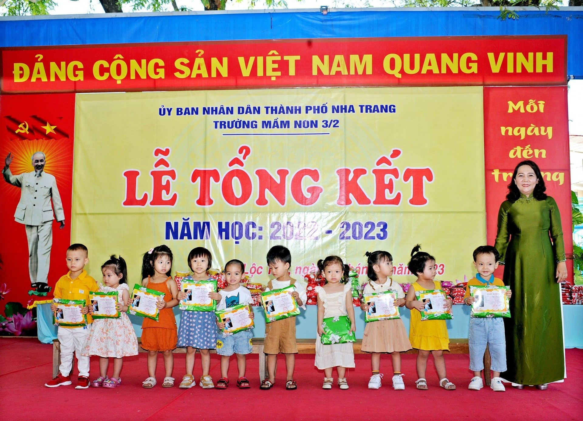 Cô Cao Thị Thanh Hà - Hiệu trưởng Trường Mầm non 3-2 trao quà cho các bé. 
