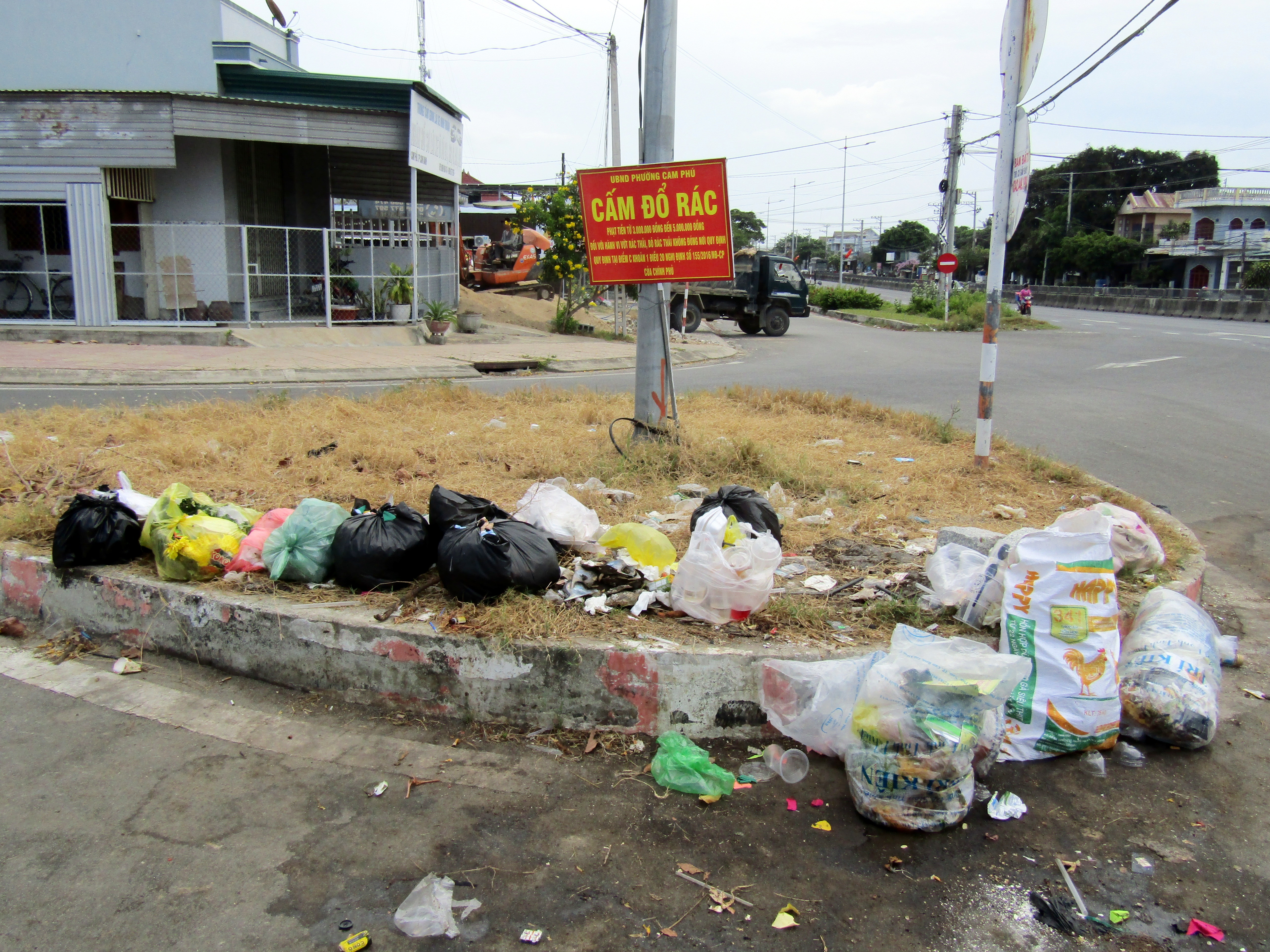 Cấm nhưng vẫn đổ rác