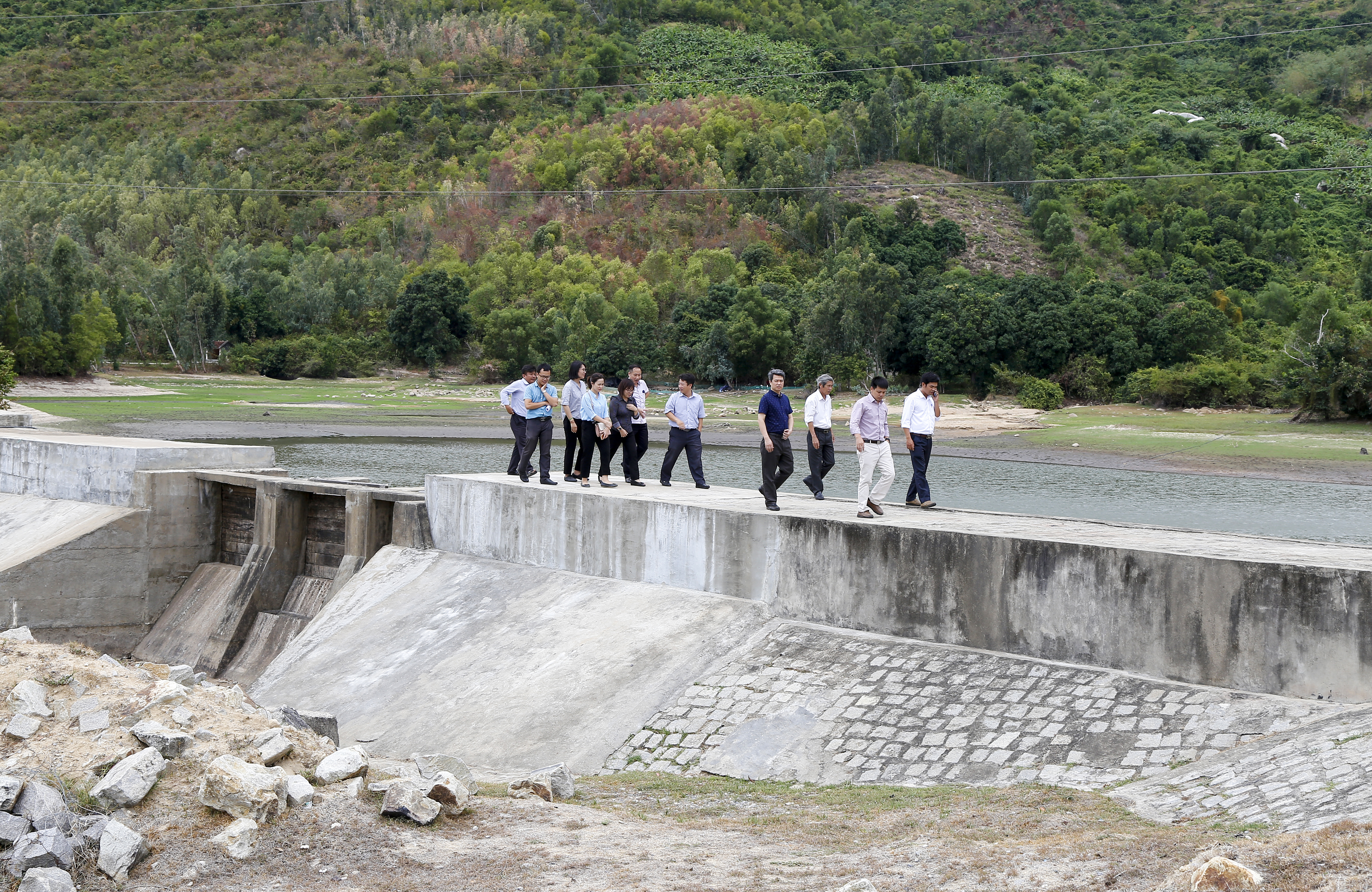 Chi cục Thủy lợi tỉnh kiểm tra an toàn công trình hồ Suối Lớn ở Vạn Ninh.