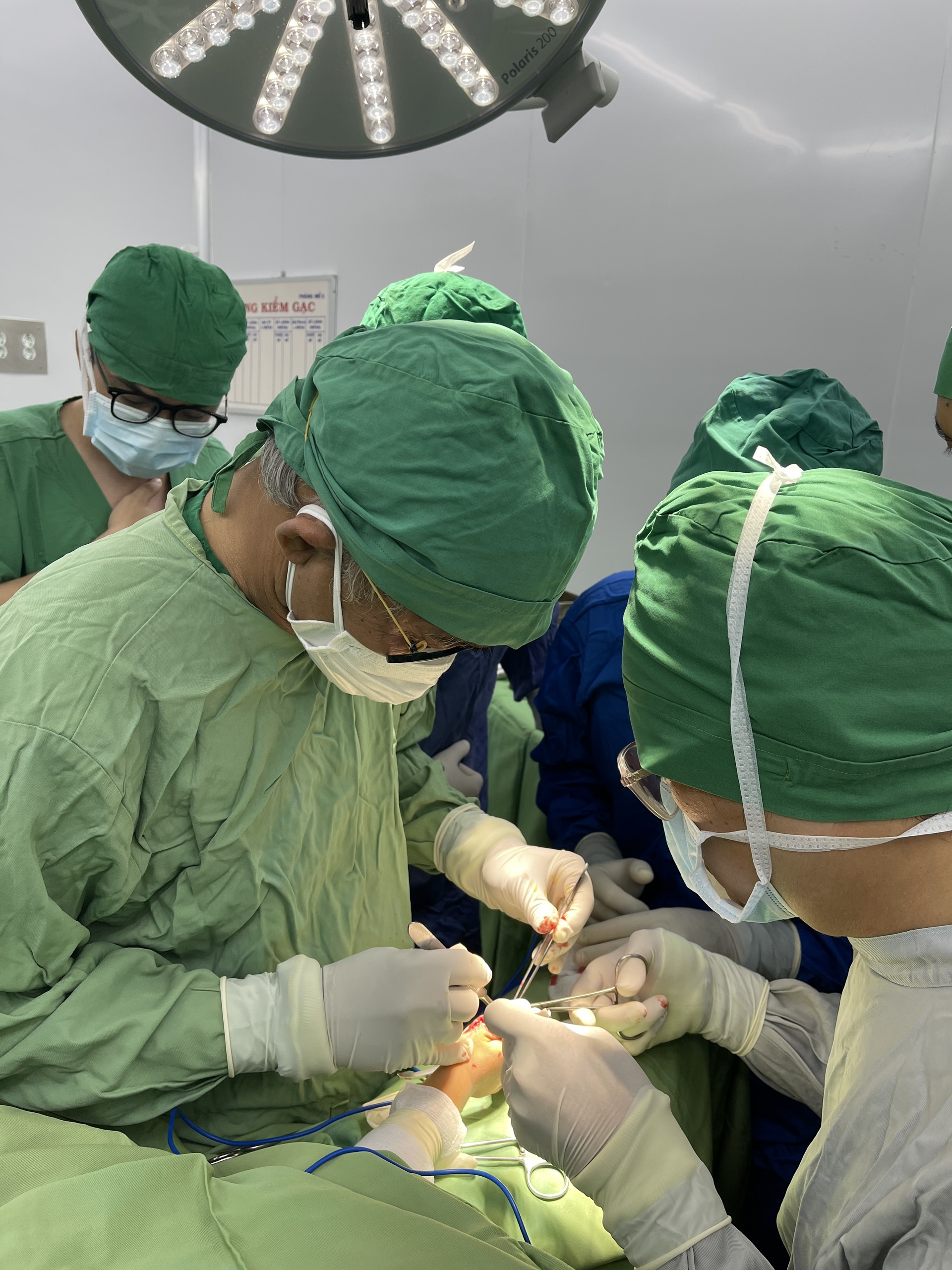 Phẫu  thuật ca  trẻ bị dị tật bẩm sinh tay  tại Bệnh viện Đa khoa tỉnh