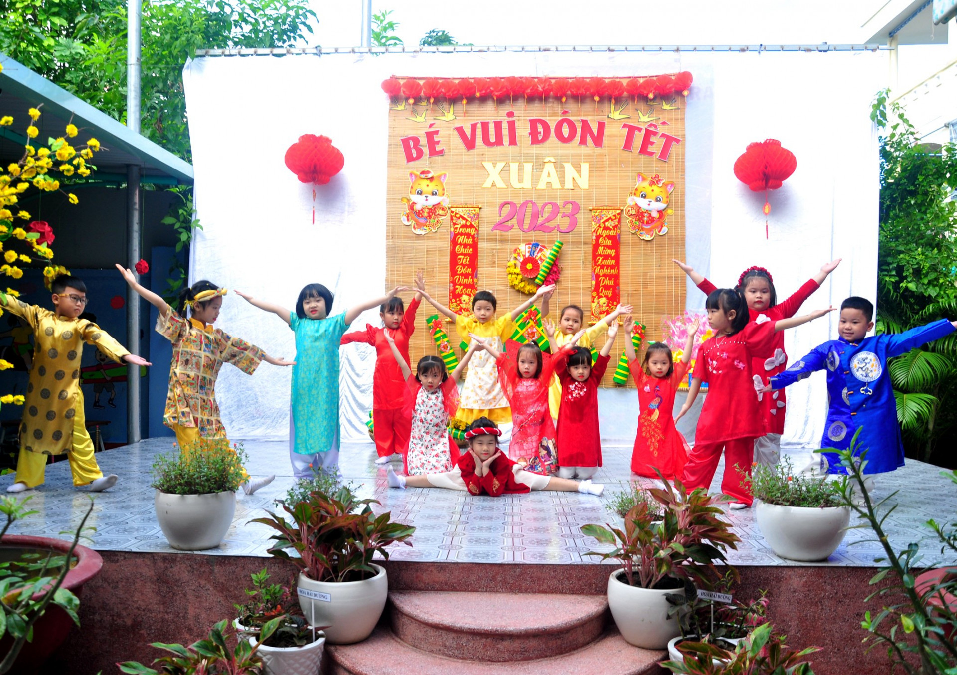 Các bé Trường Mầm non Vĩnh Thạnh (TP. Nha Trang) biểu diễn văn nghệ. 