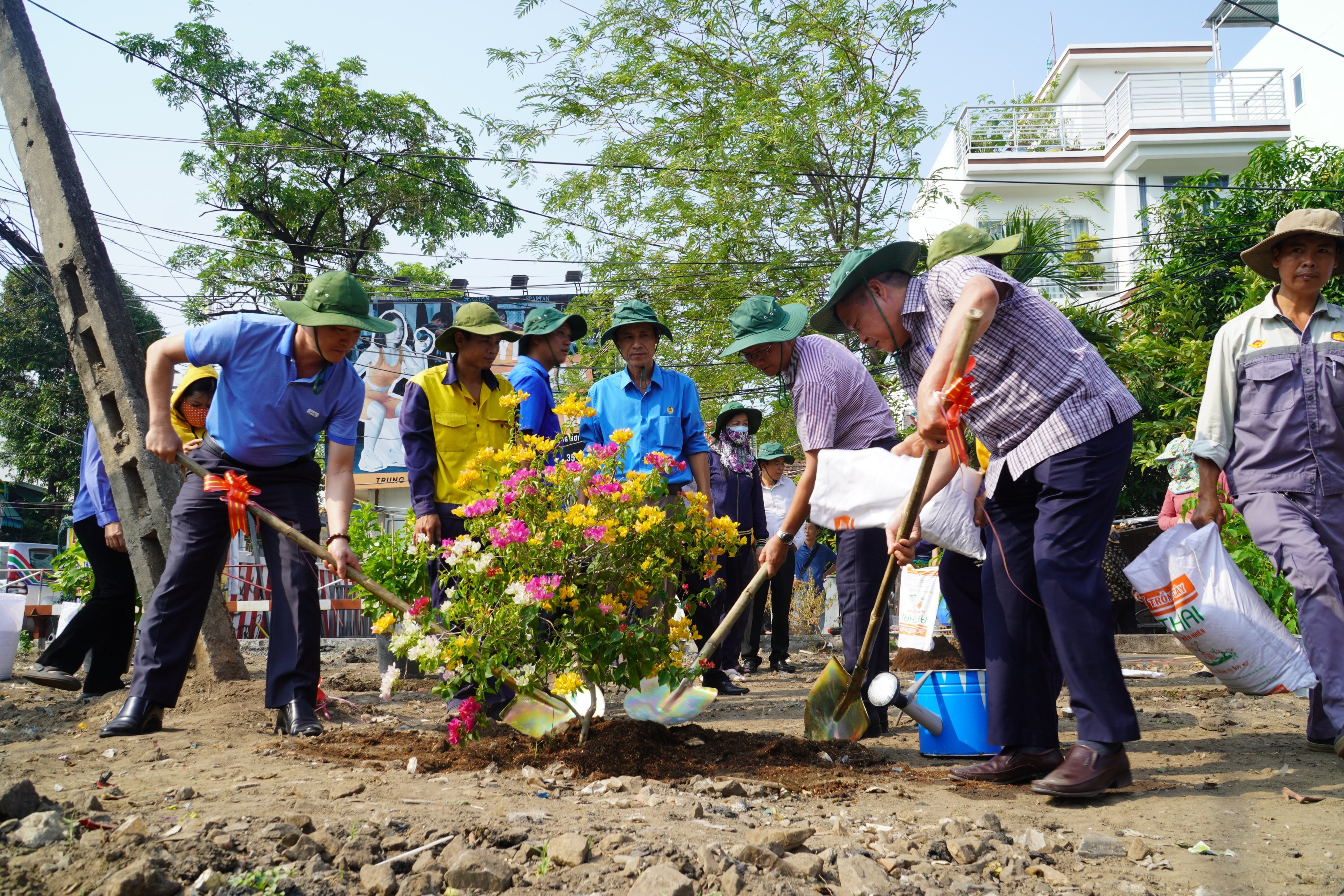 Phát động phong trào “Đường tàu - Đường hoa”