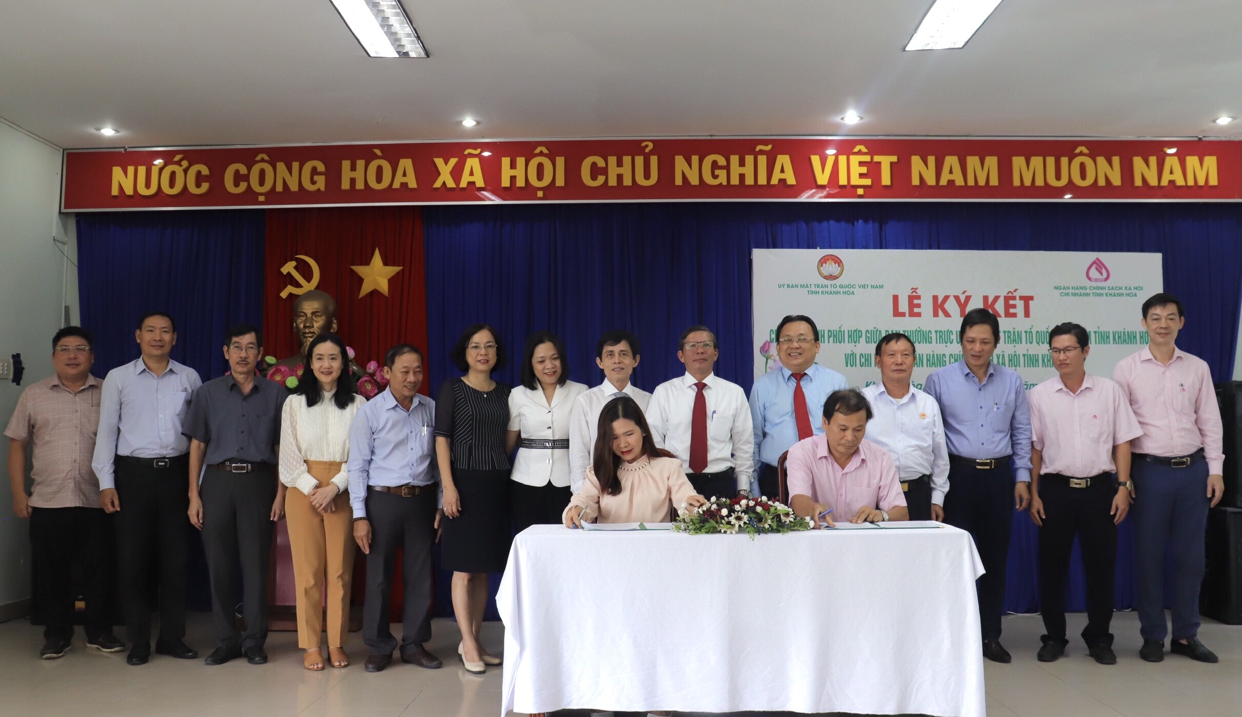 Đại diện 2 đơn vị ký kết chương trình phối hợp