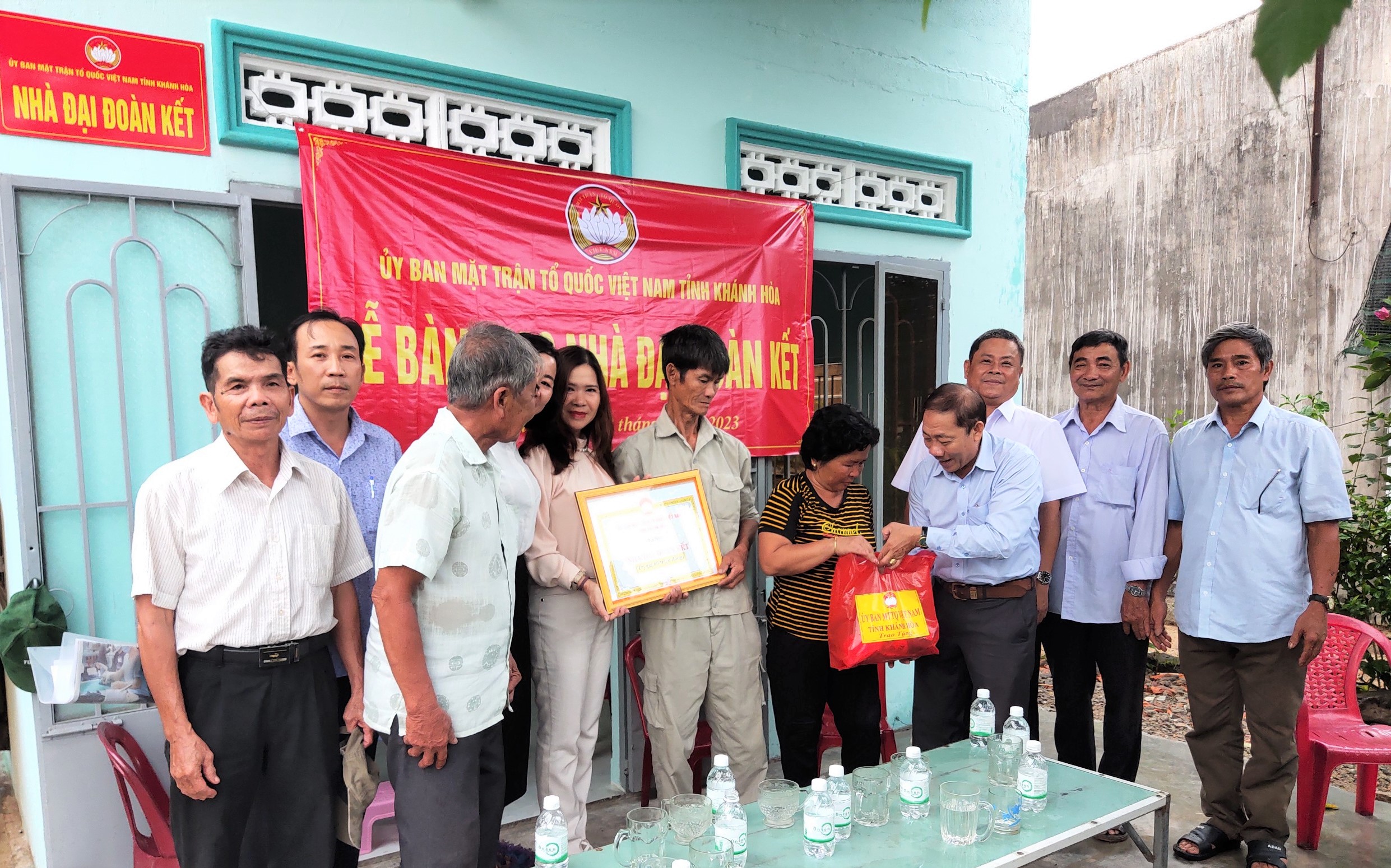 Bàn giao nhà đại đoàn kết cho 5 gia đình ở xã Diên Xuân