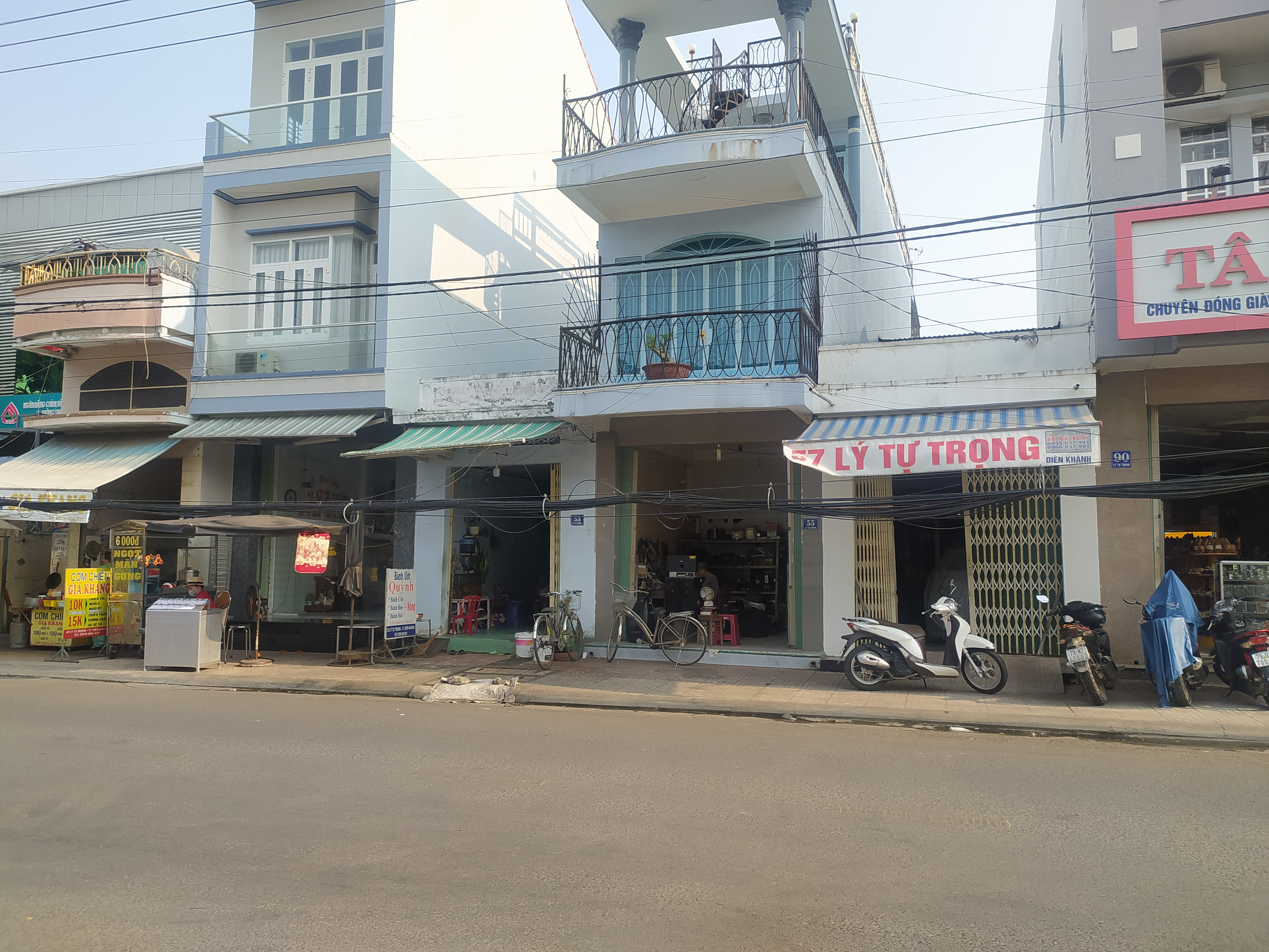 Dây điện, cáp viễn thông xà xuống vỉa hè