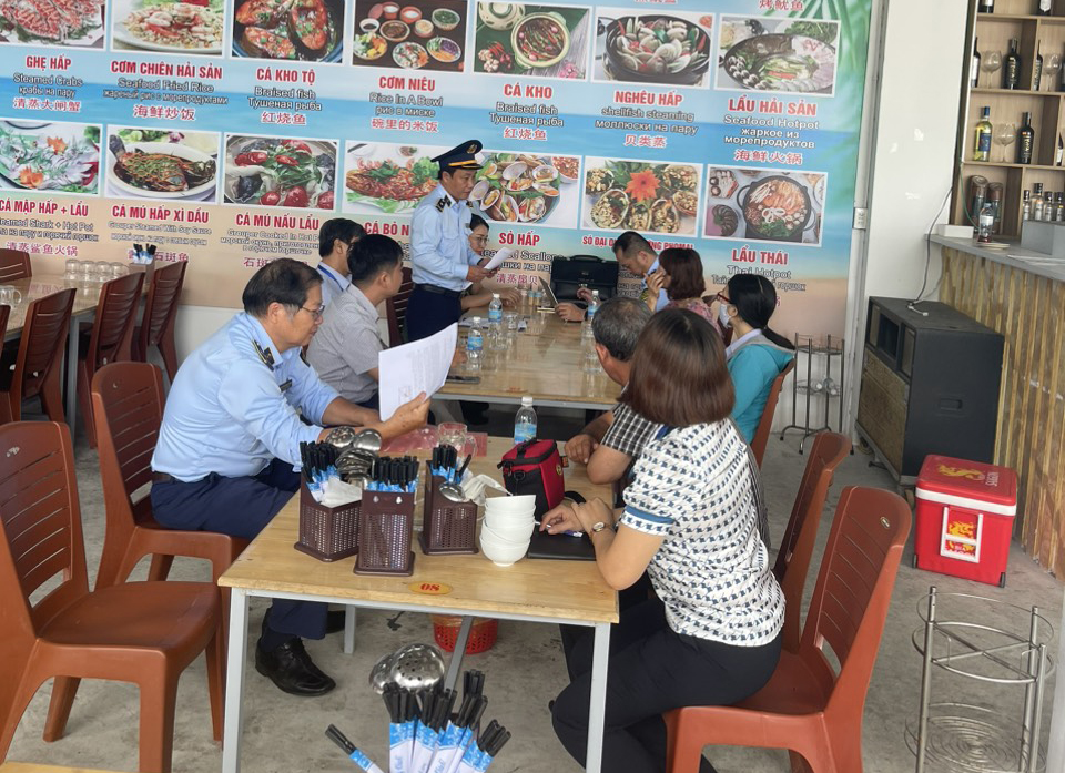 Đoàn kiểm tra làm việc với đại diện Nhà hàng Hải sản Nha Trang