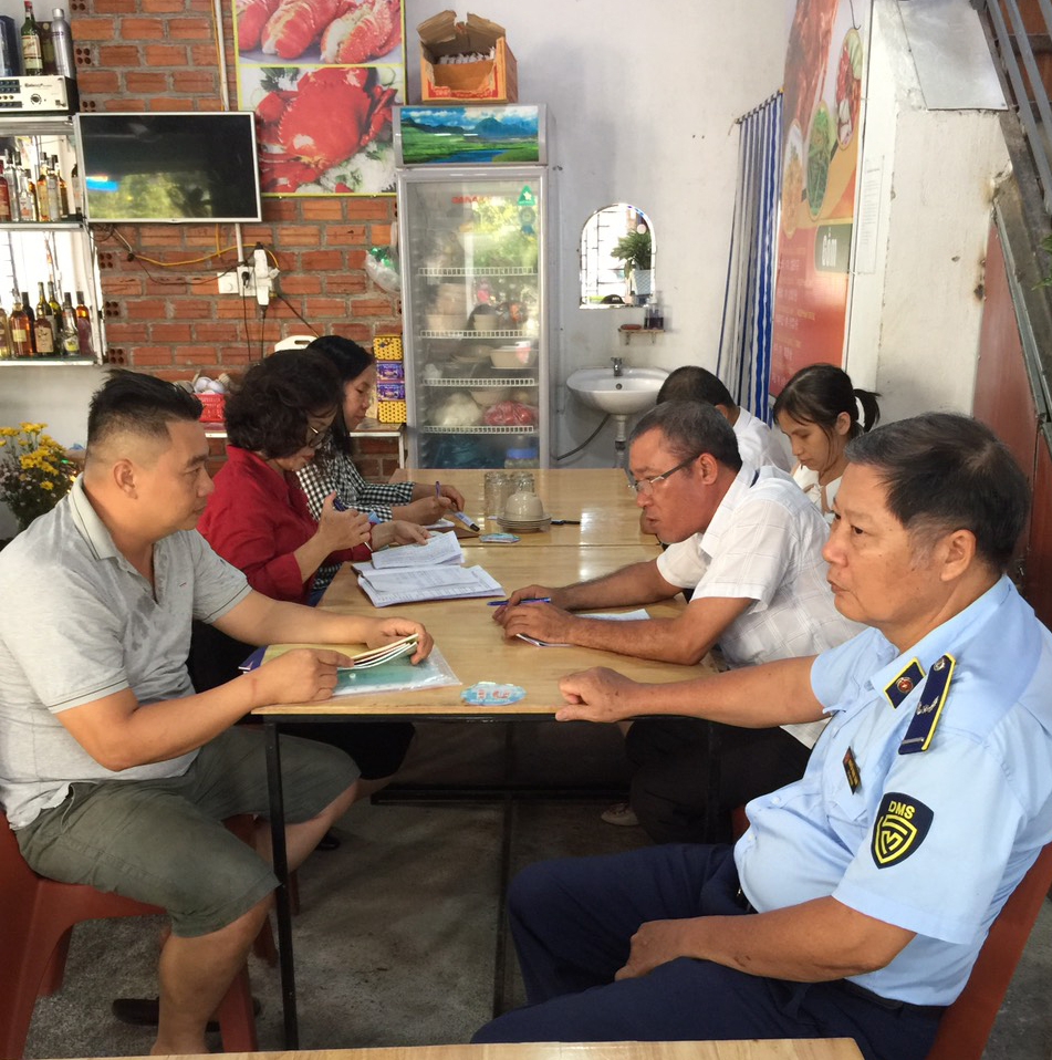 Đoàn kiểm tra giám sát tại một cơ sở kinh doanh ăn uống tại Nha Trang