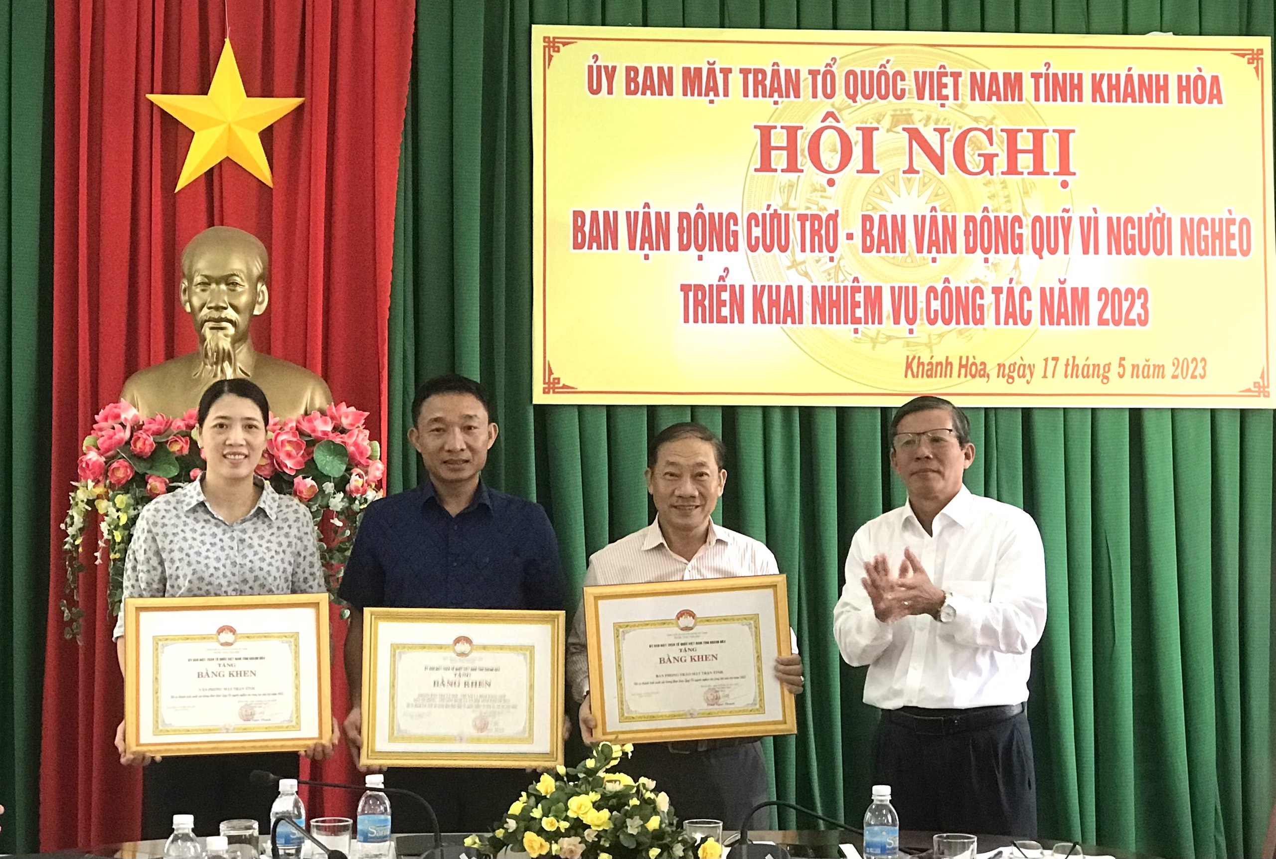 Đồng chí Trần Ngọc Thanh - Chủ tịch UBMTTQ Việt Nam tỉnh trao bằng khen cho các tập thể